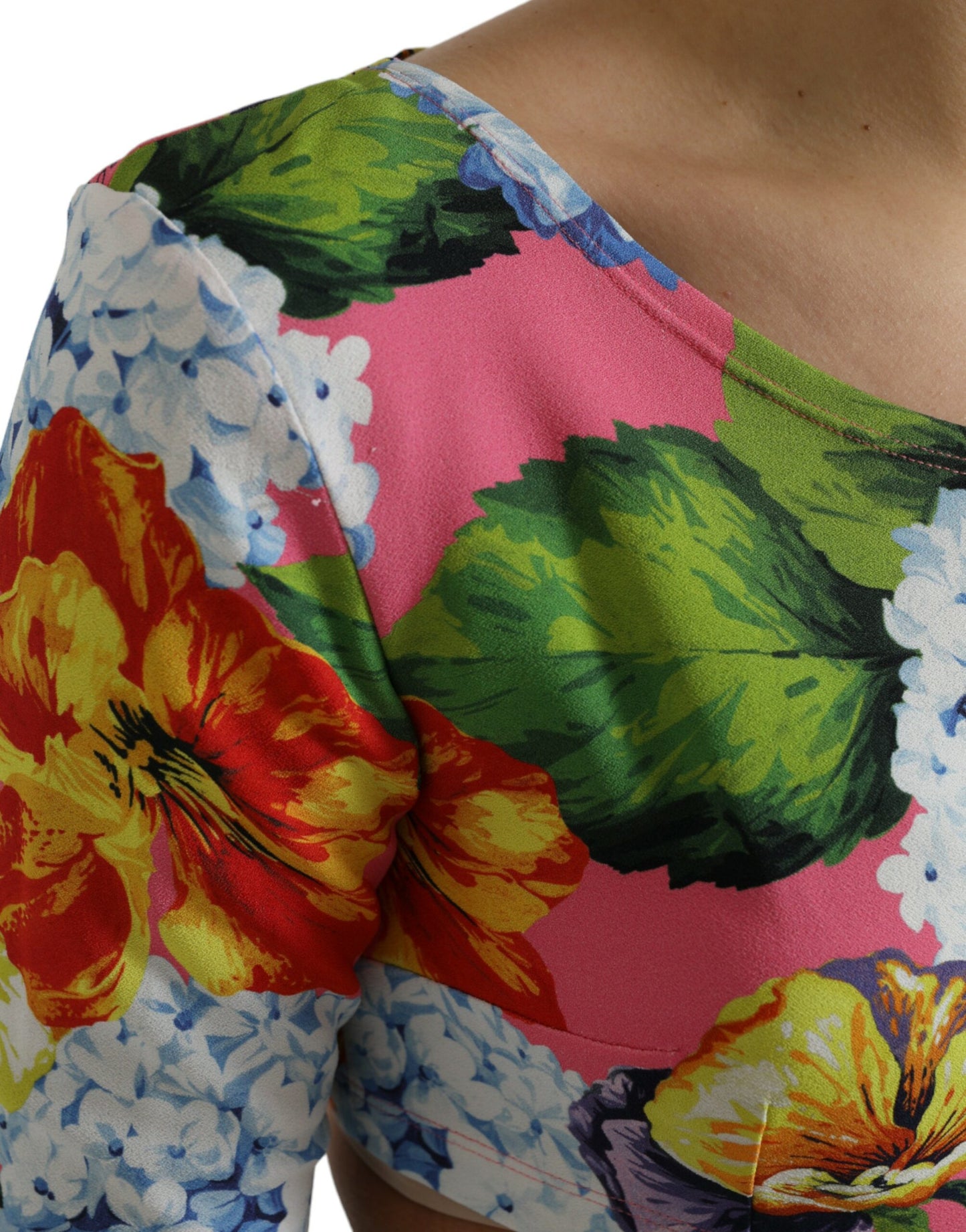 Blusa corta con motivo floreale Elegance