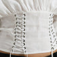 Elegante corsetto bianco con lacci e top corto