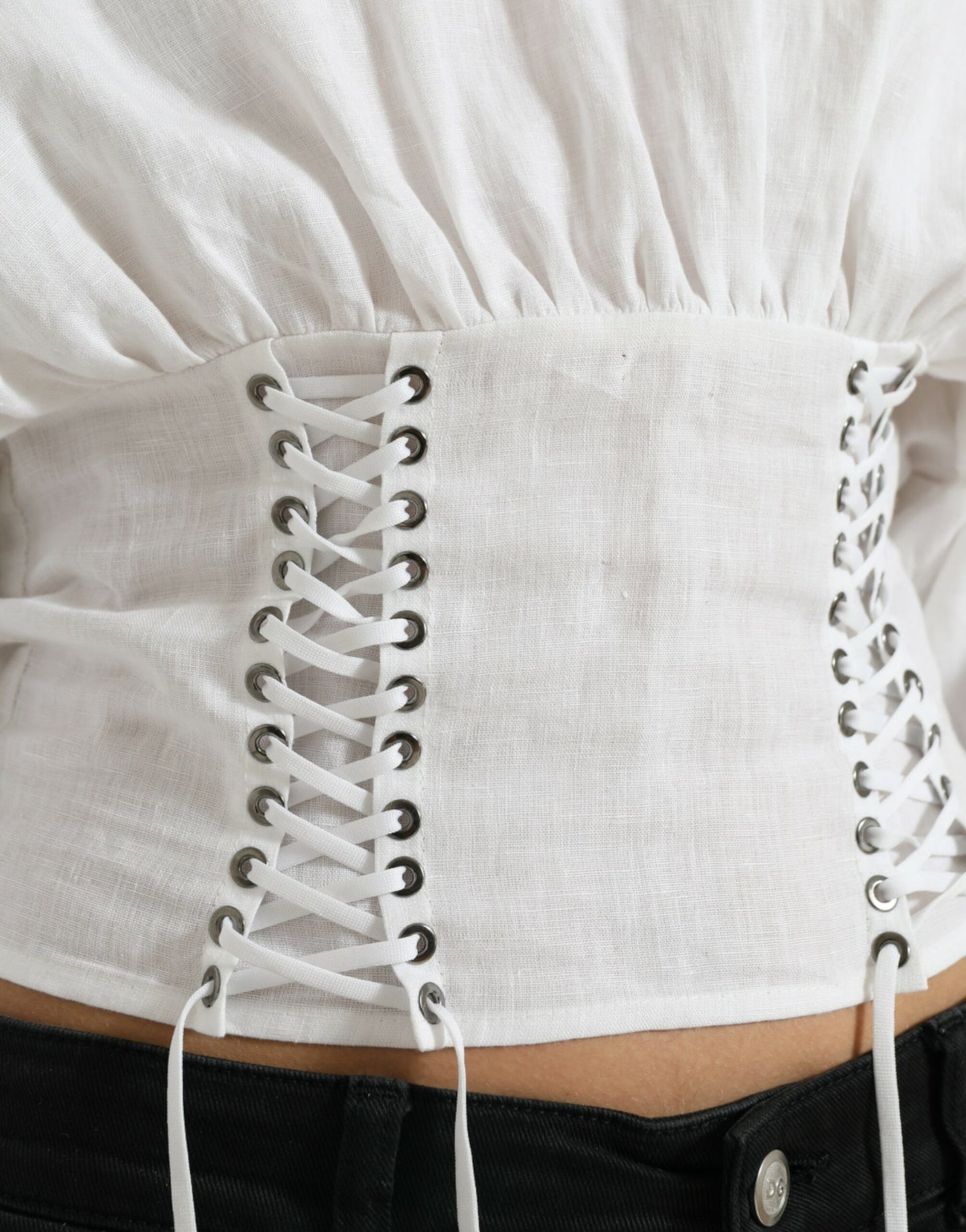 Elegante corsetto bianco con lacci e top corto