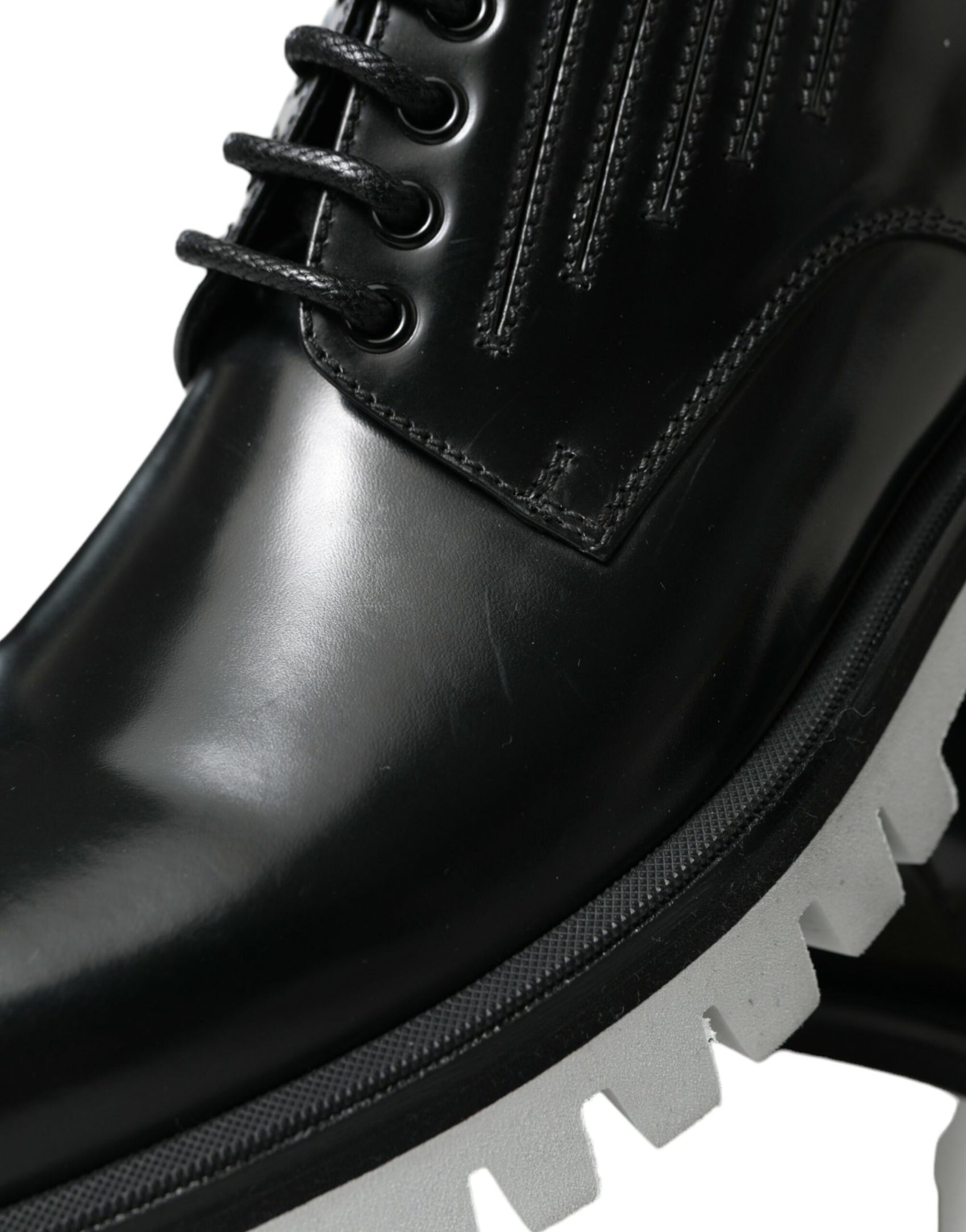 Scarpe Derby in pelle nera e bianca sofisticate
