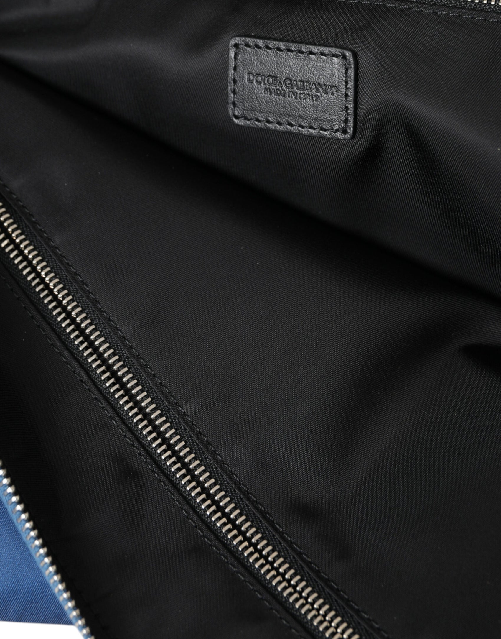 Elegante pochette in nylon blu con cerniera