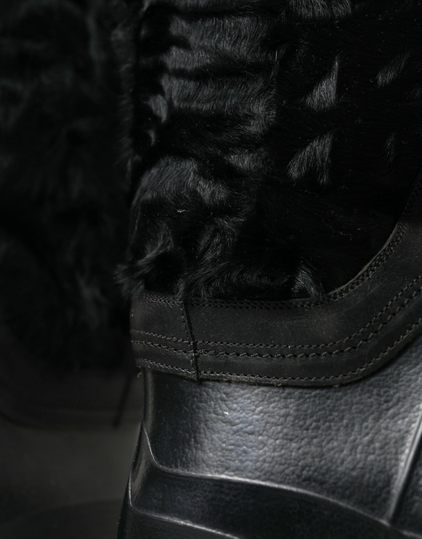 Elegante schwarze Shearling-Stiefel mit halbhoher Sohle