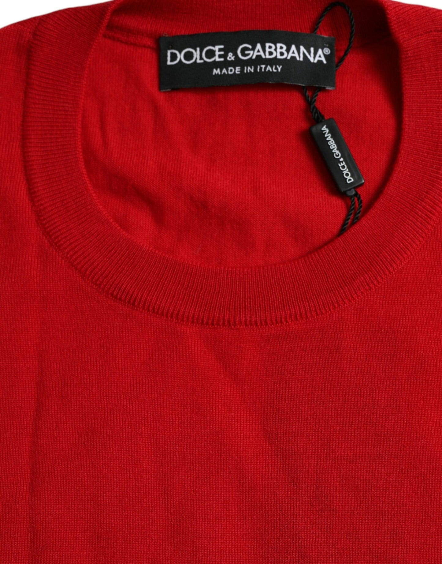 Strahlend roter Wollpullover
