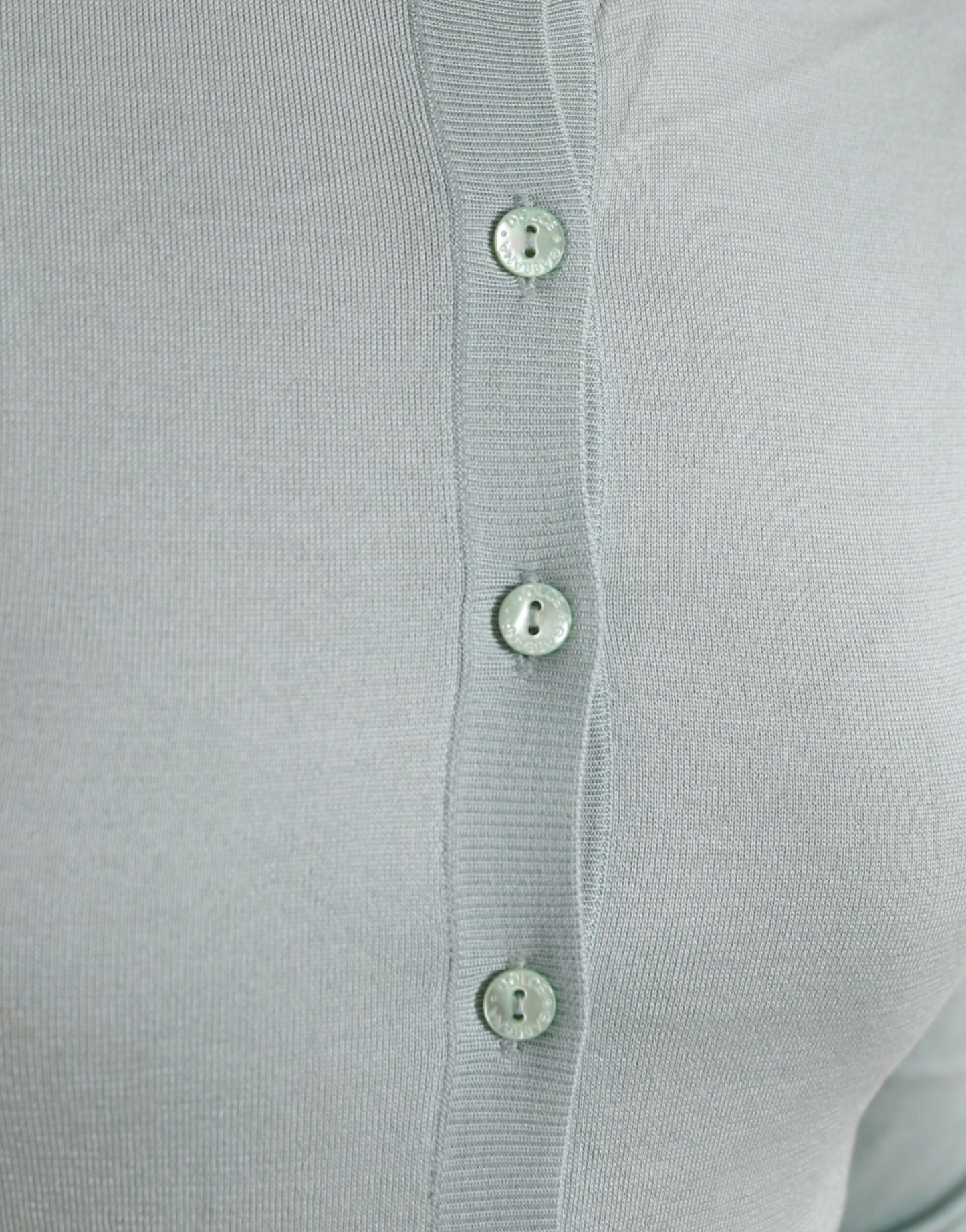 Elegante cardigan in seta azzurro chiaro