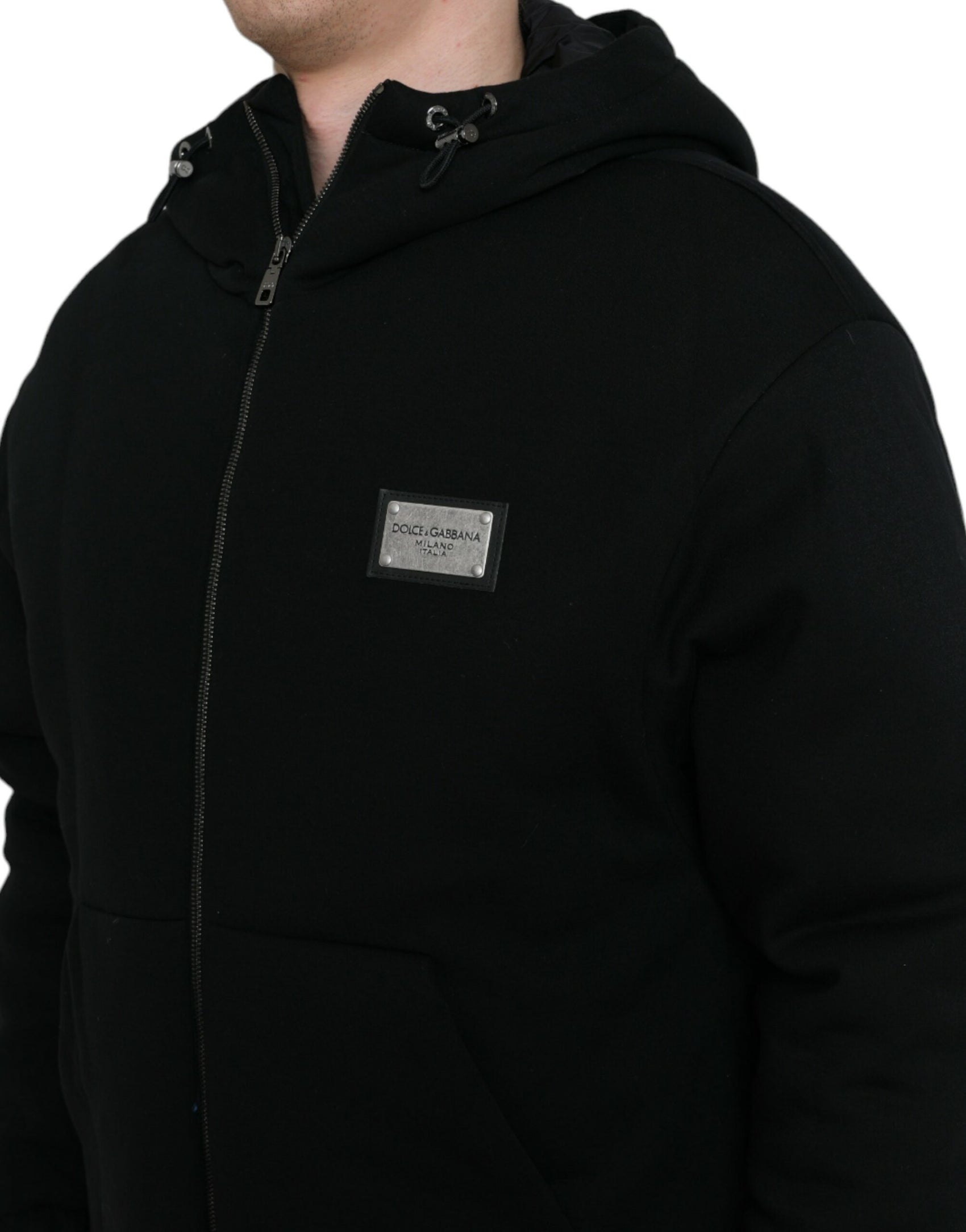 Elegante bomber nero con cappuccio