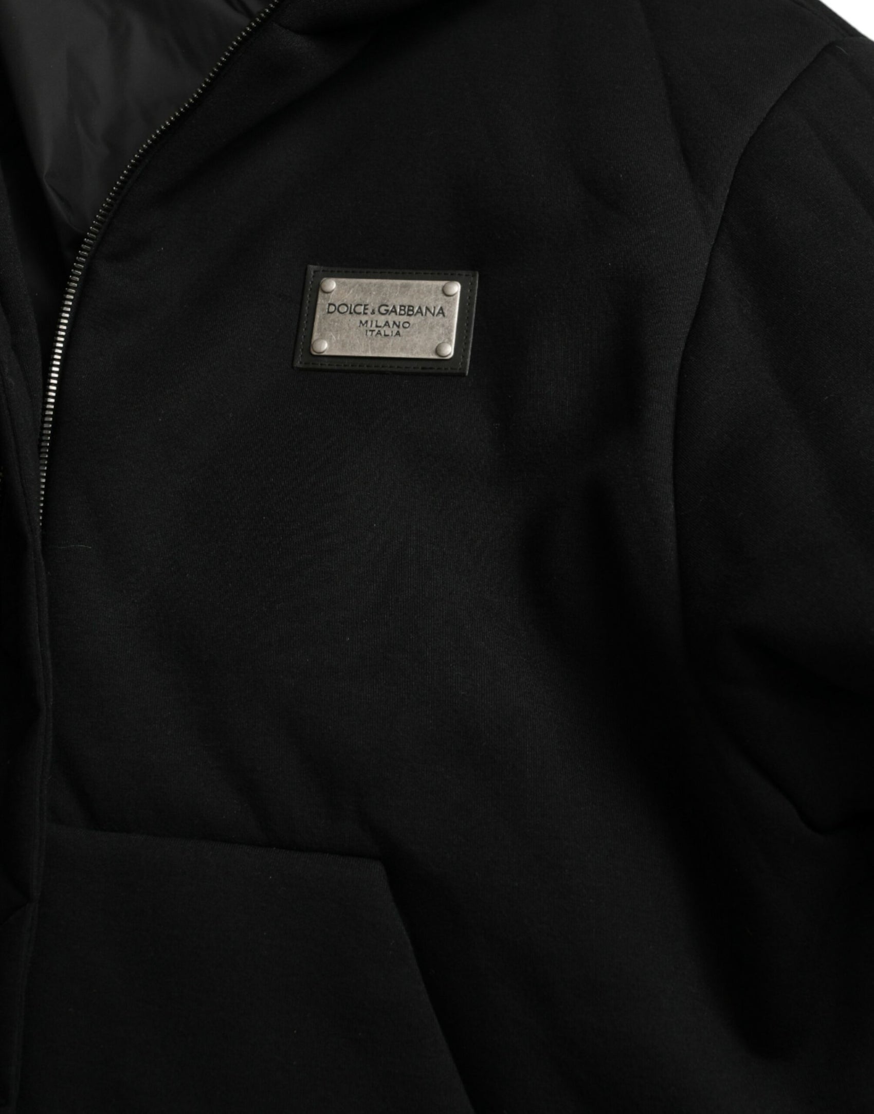 Elegante bomber nero con cappuccio
