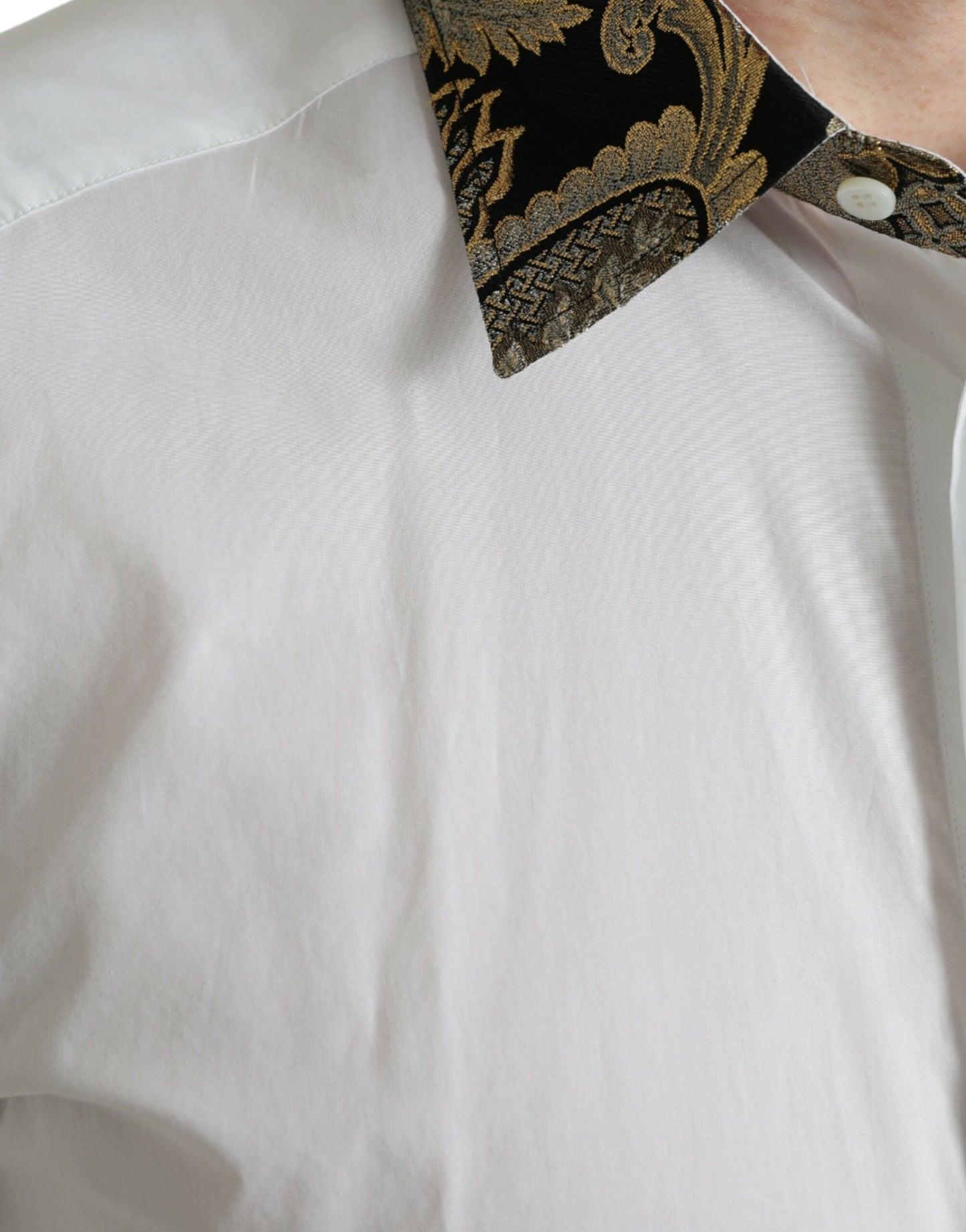 Elegantes Hemd mit goldenen Details