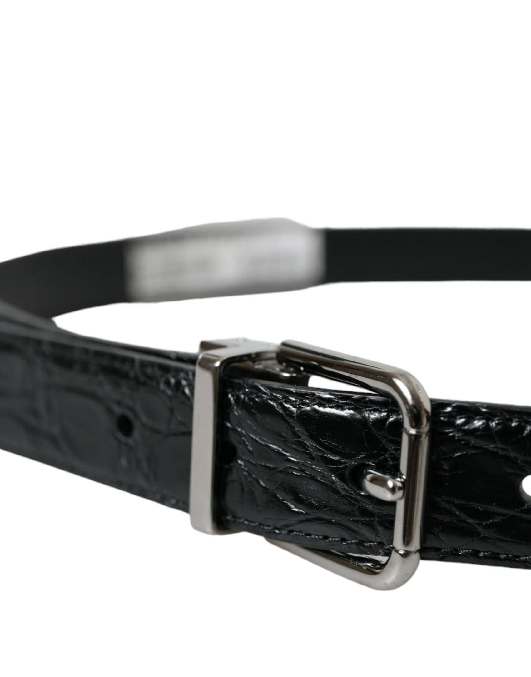 Elegante cintura in pelle nera con fibbia in metallo