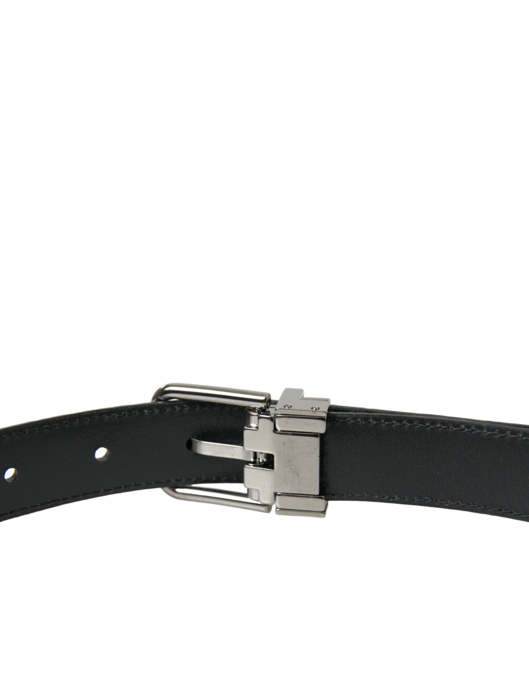 Elegante cintura in pelle nera con fibbia in metallo