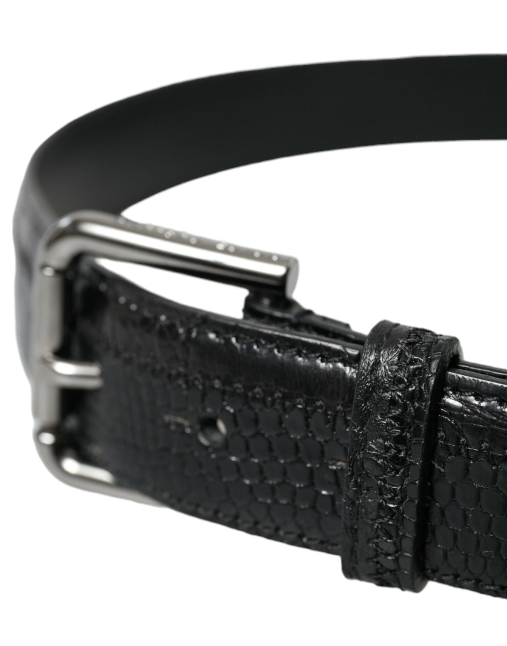 Elegante cintura in pelle nera con fibbia in metallo