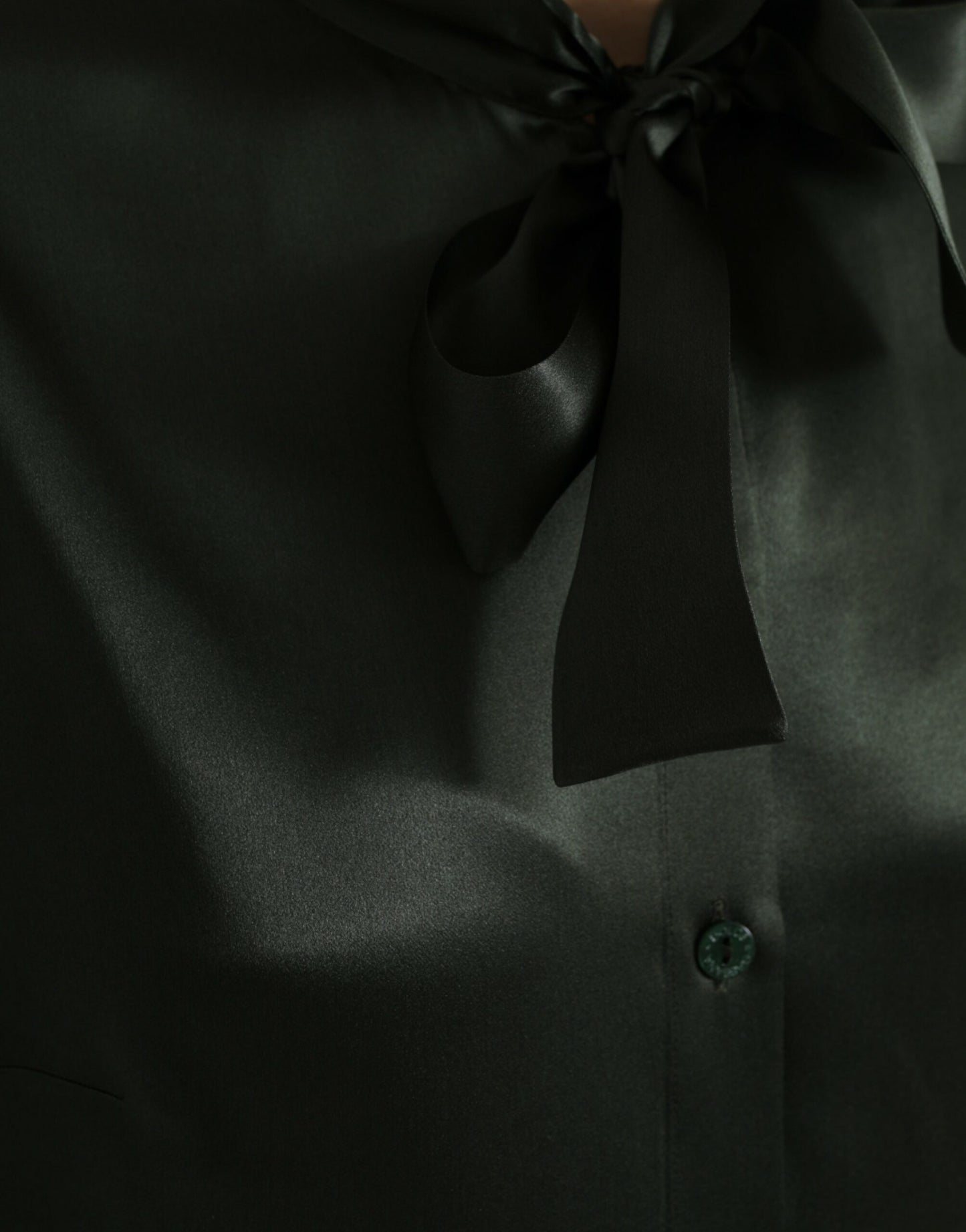 Elegante camicetta in seta con colletto ascot