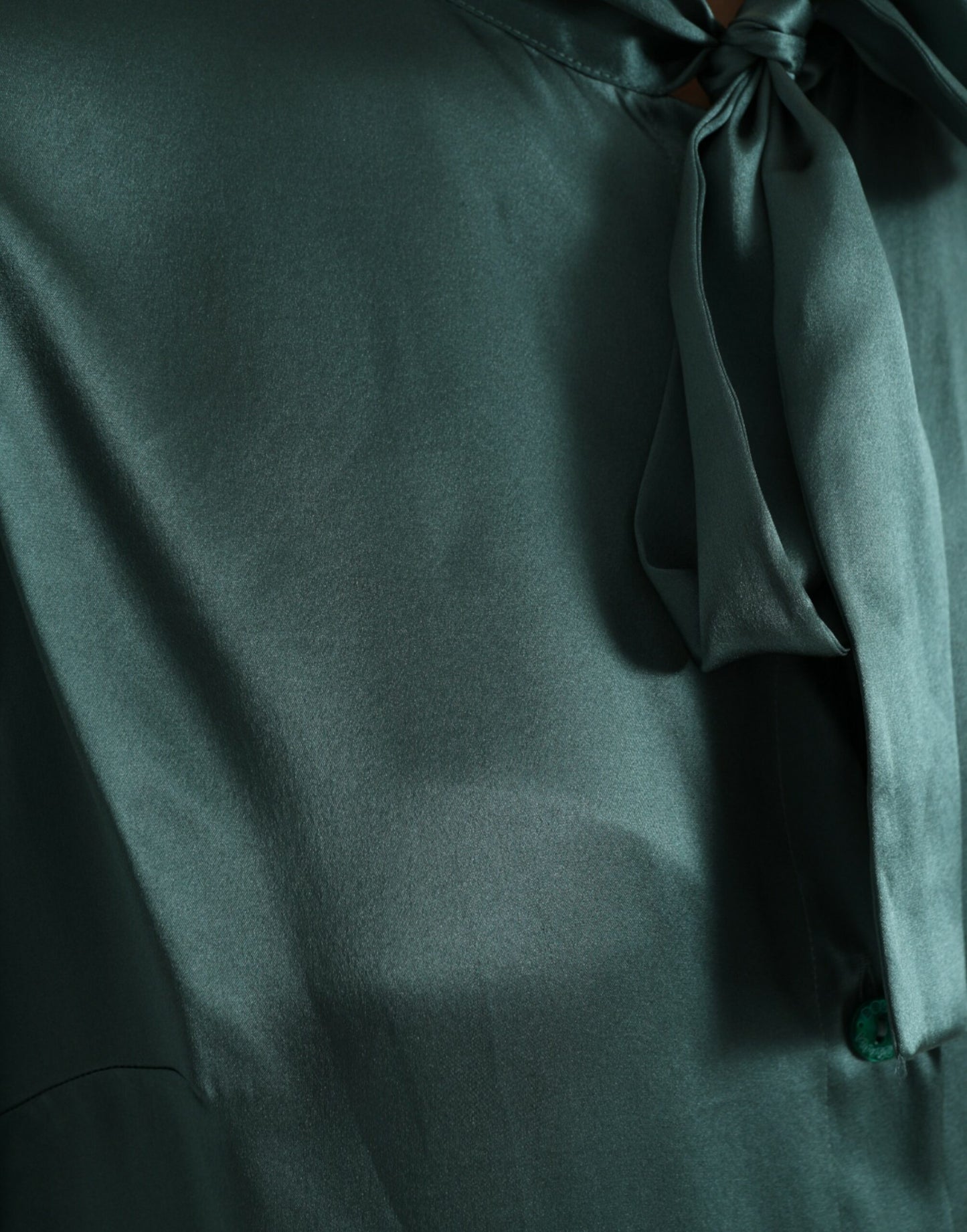 Elegante camicetta in seta verde scuro