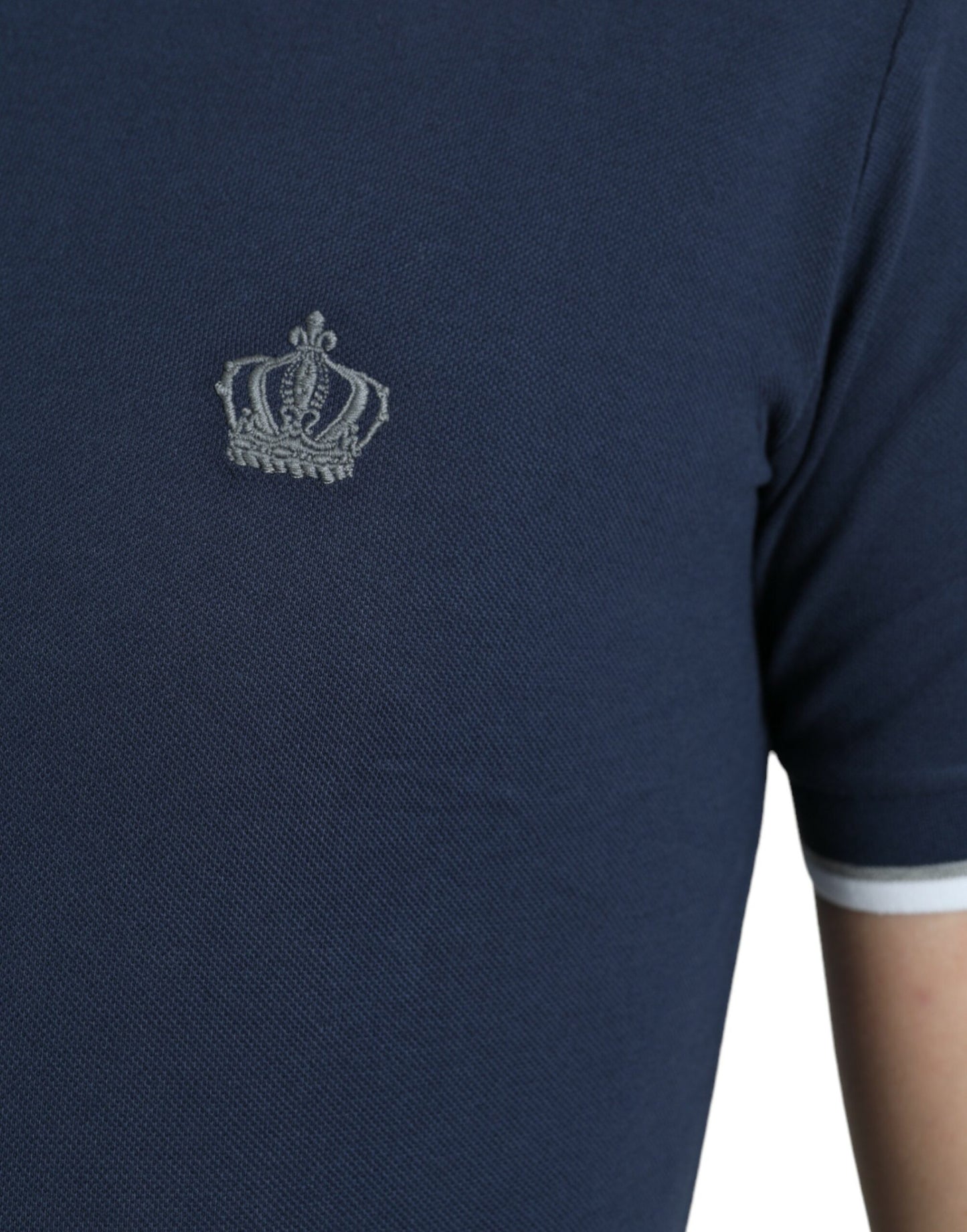 Elegante polo con corona ricamata