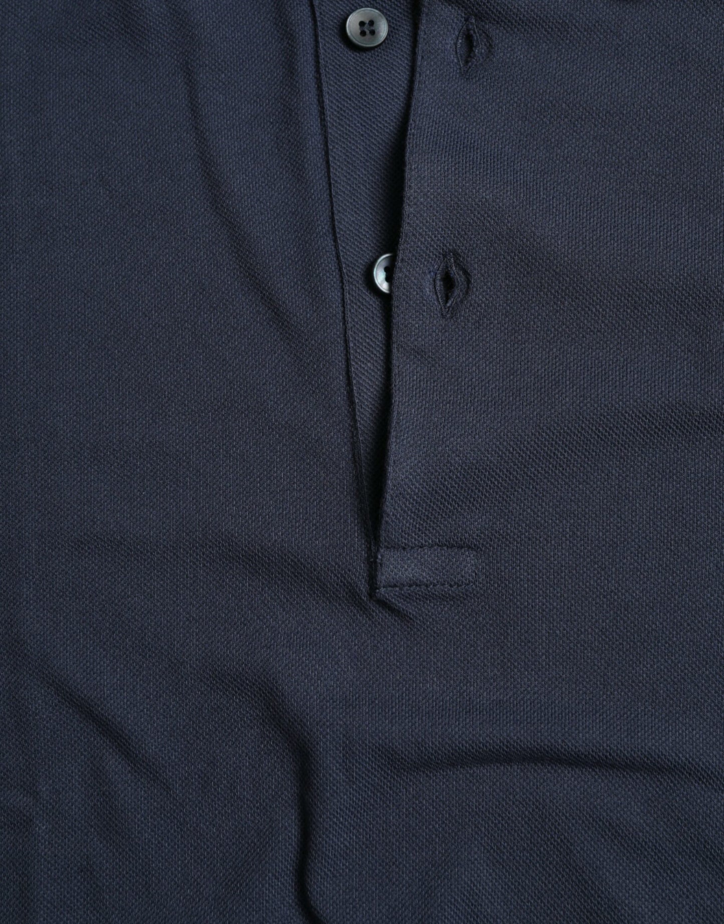 Elegante polo con corona ricamata