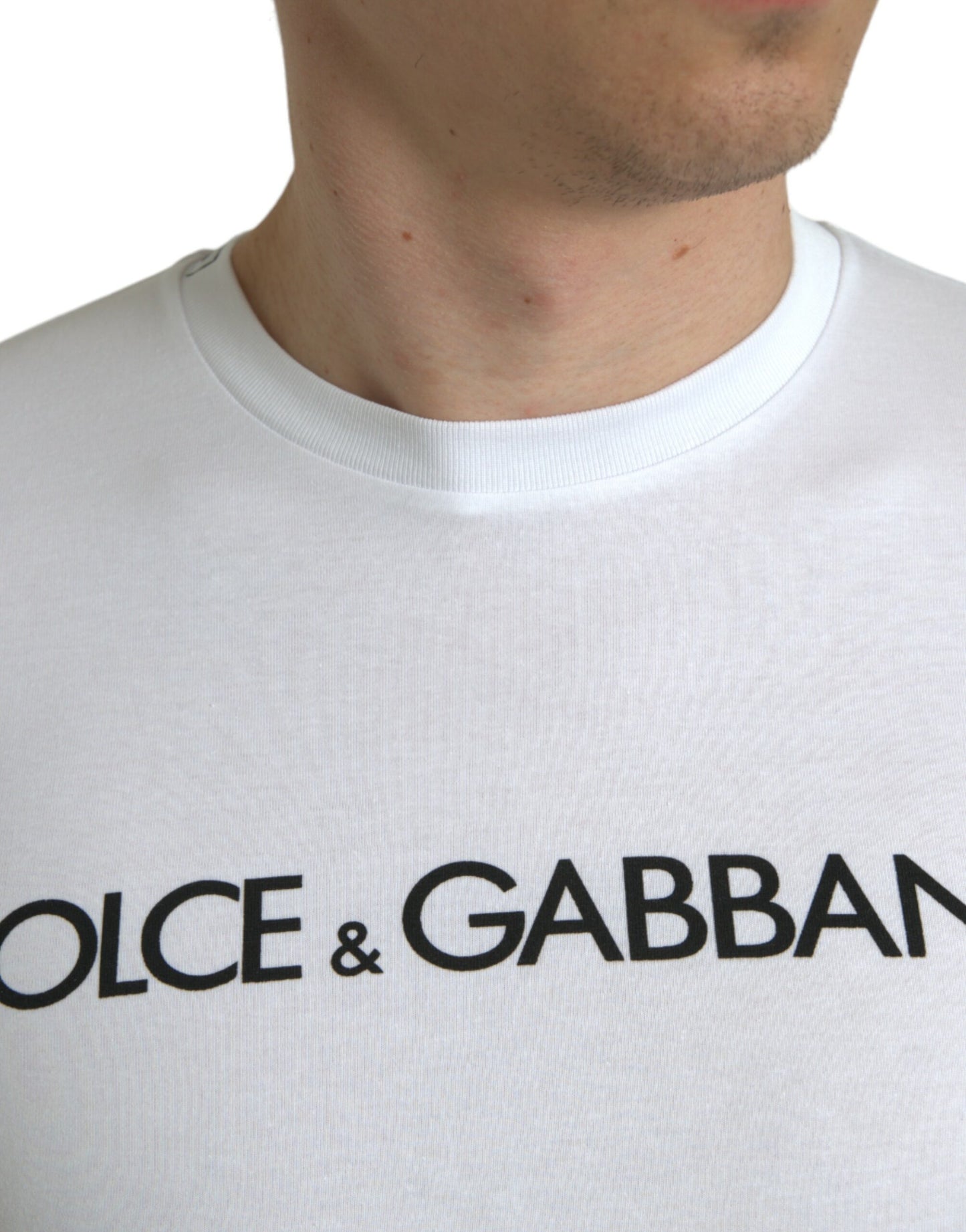 Elegante maglietta girocollo con logo bianco