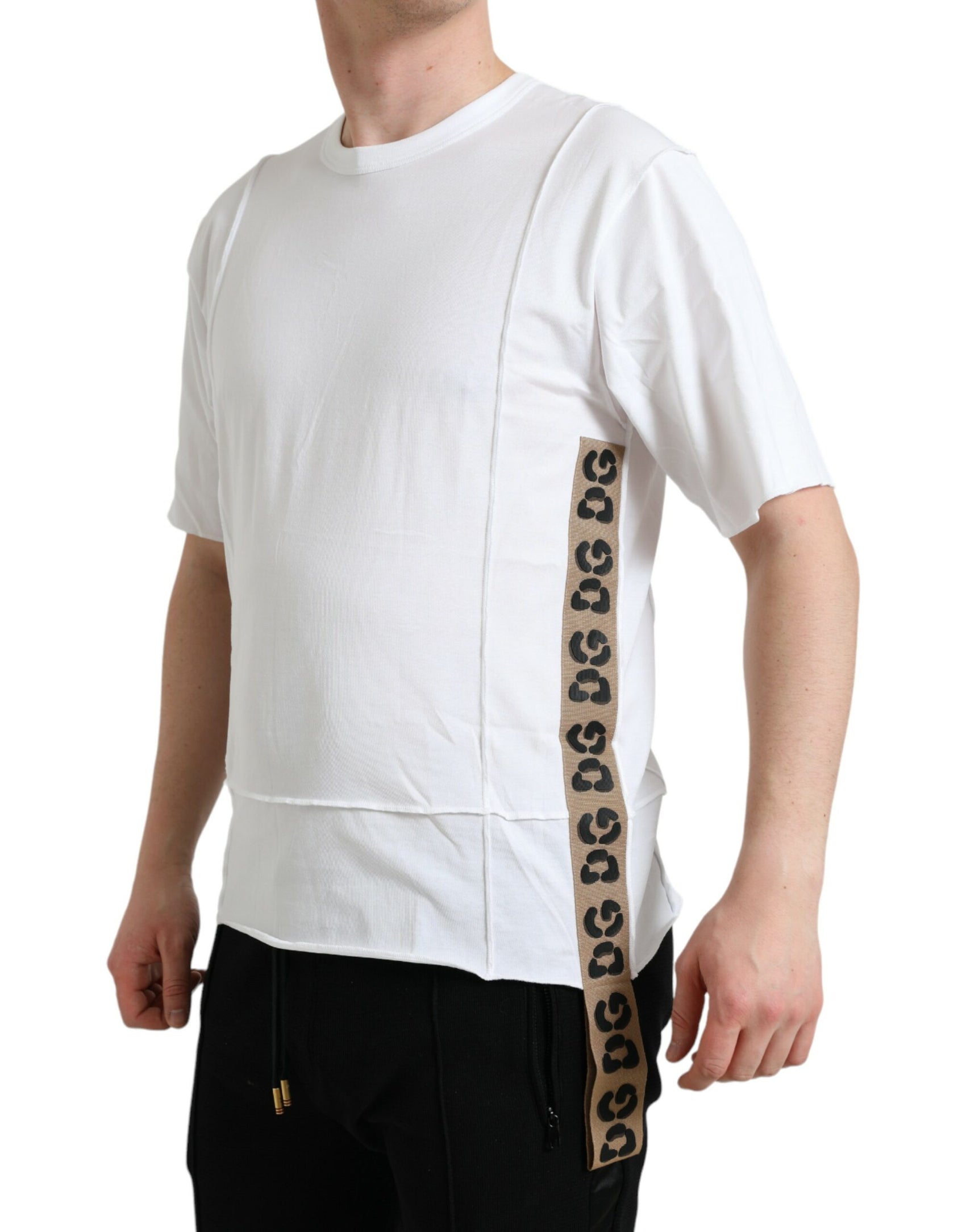 Weißes T-Shirt mit Rundhalsausschnitt und kurzen Ärmeln und Logo