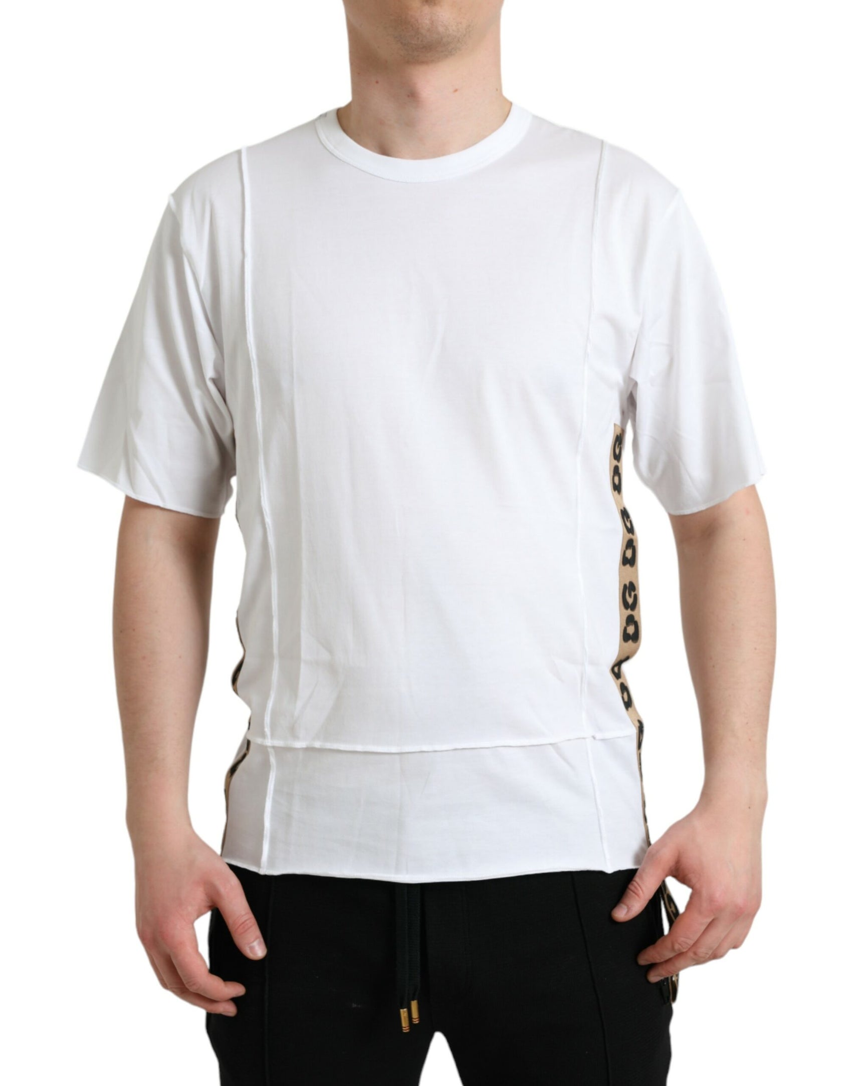Weißes T-Shirt mit Rundhalsausschnitt und kurzen Ärmeln und Logo