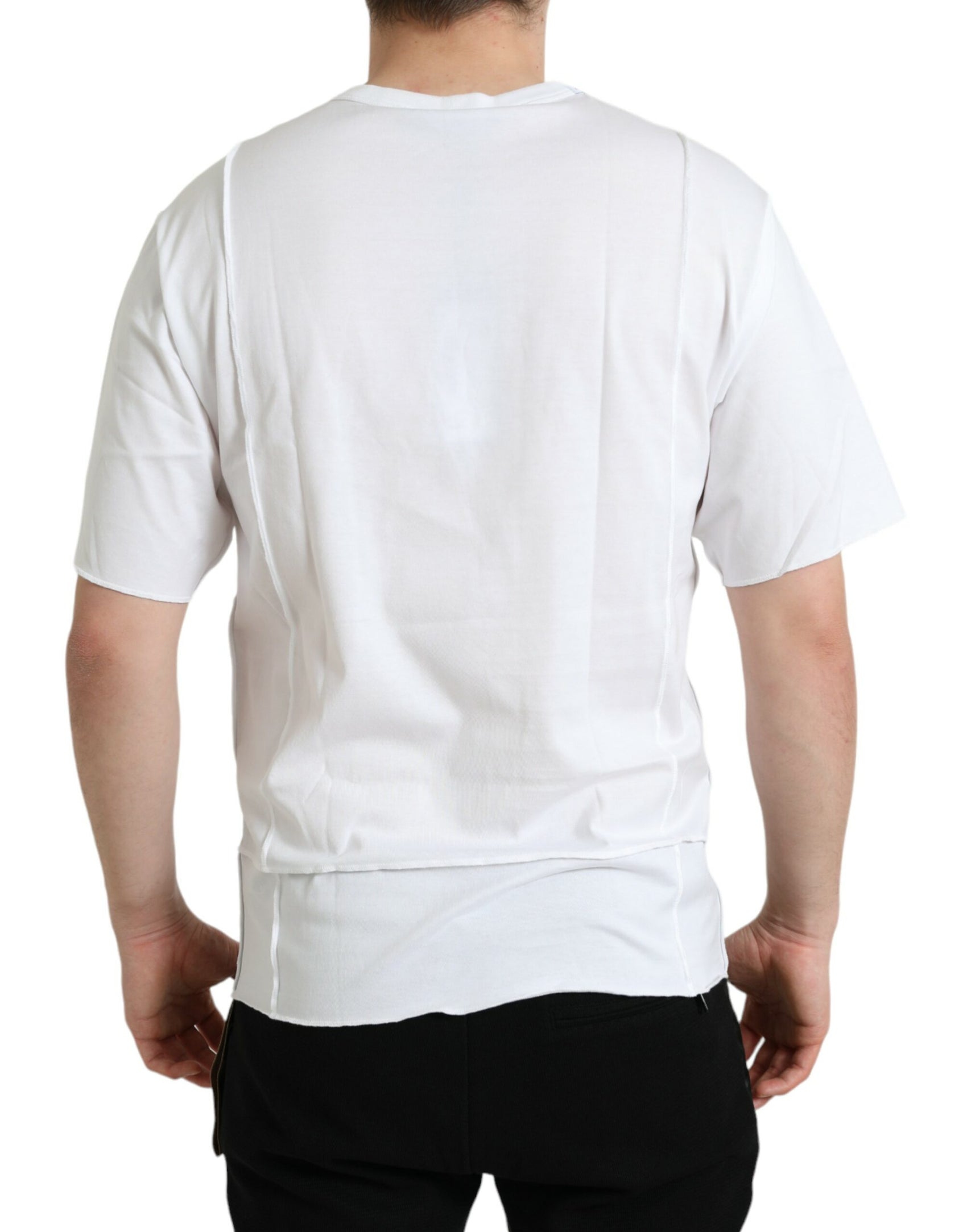 Weißes T-Shirt mit Rundhalsausschnitt und kurzen Ärmeln und Logo