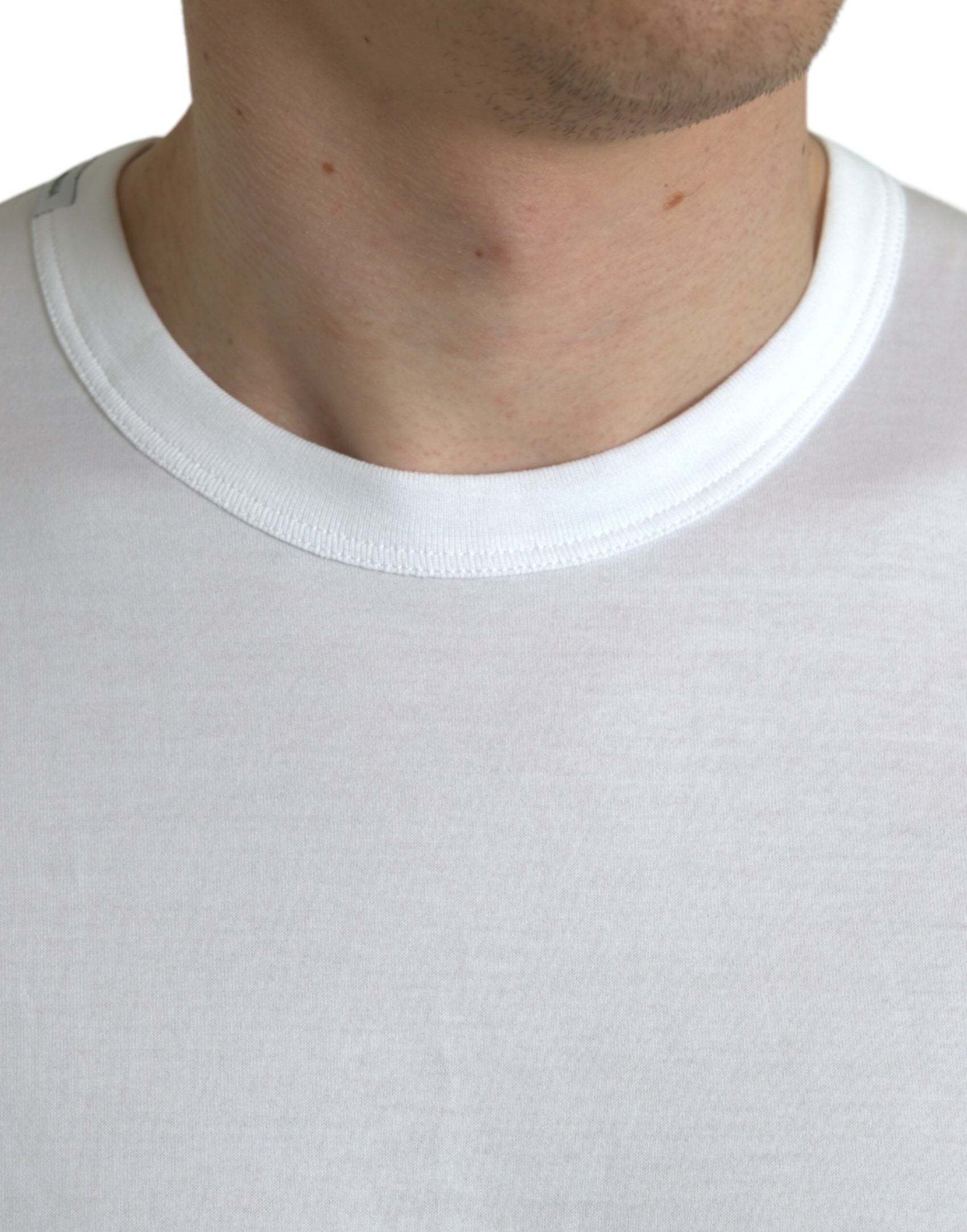 Weißes T-Shirt mit Rundhalsausschnitt und kurzen Ärmeln und Logo