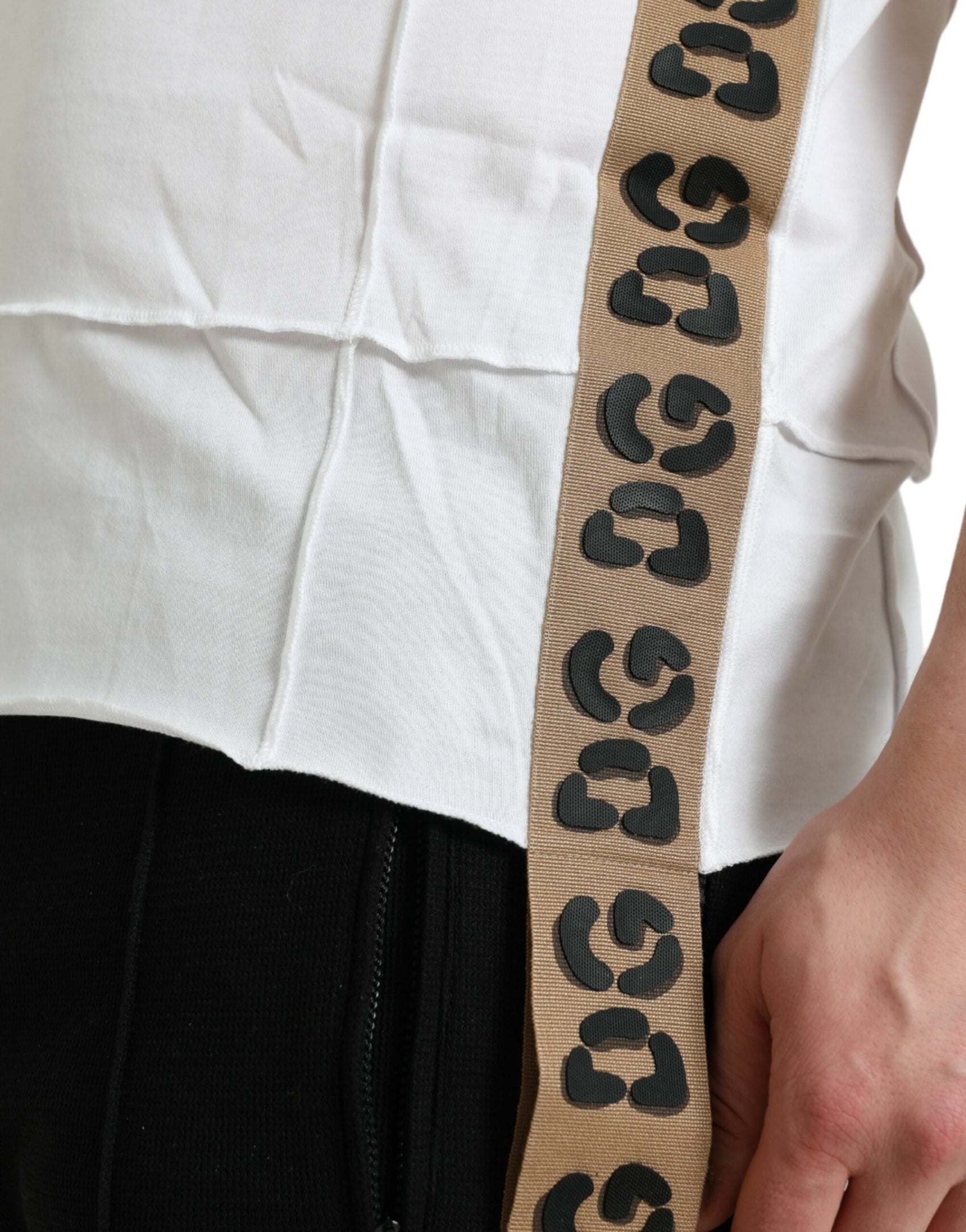 Weißes T-Shirt mit Rundhalsausschnitt und kurzen Ärmeln und Logo
