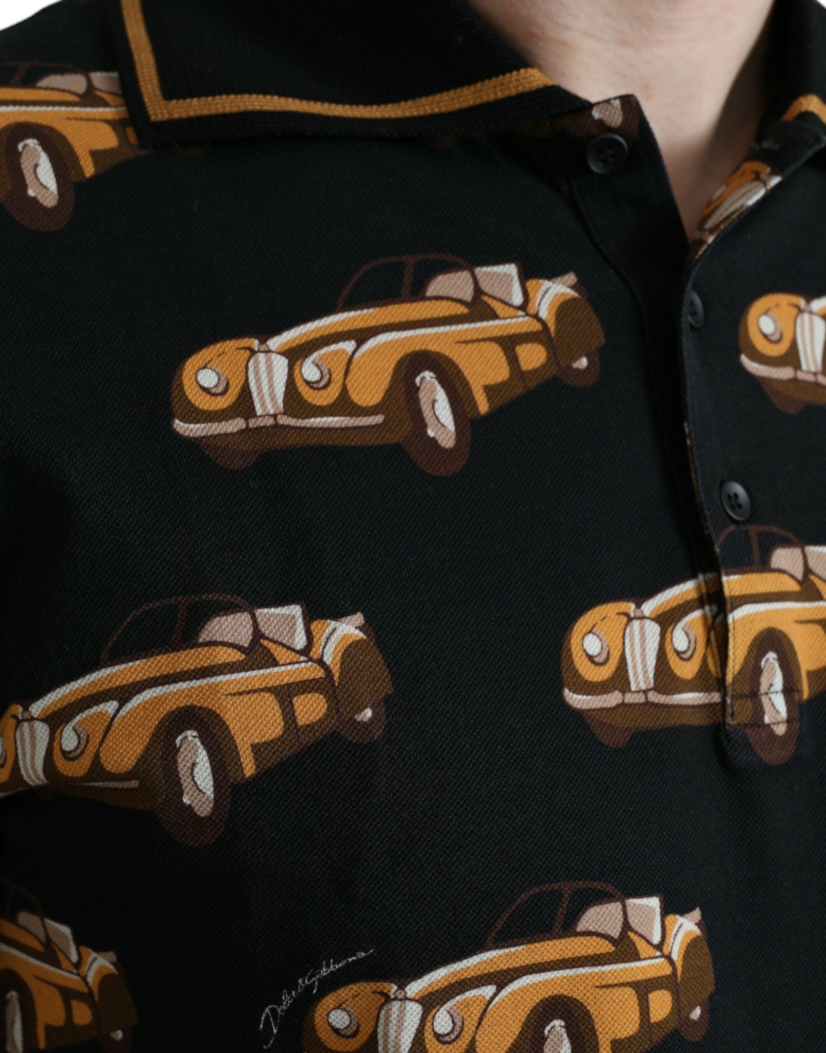 Schwarzes Poloshirt mit kurzen Ärmeln und Auto-Print