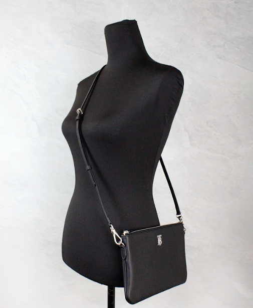 Borsa a tracolla in pelle nera con monogramma Peyton