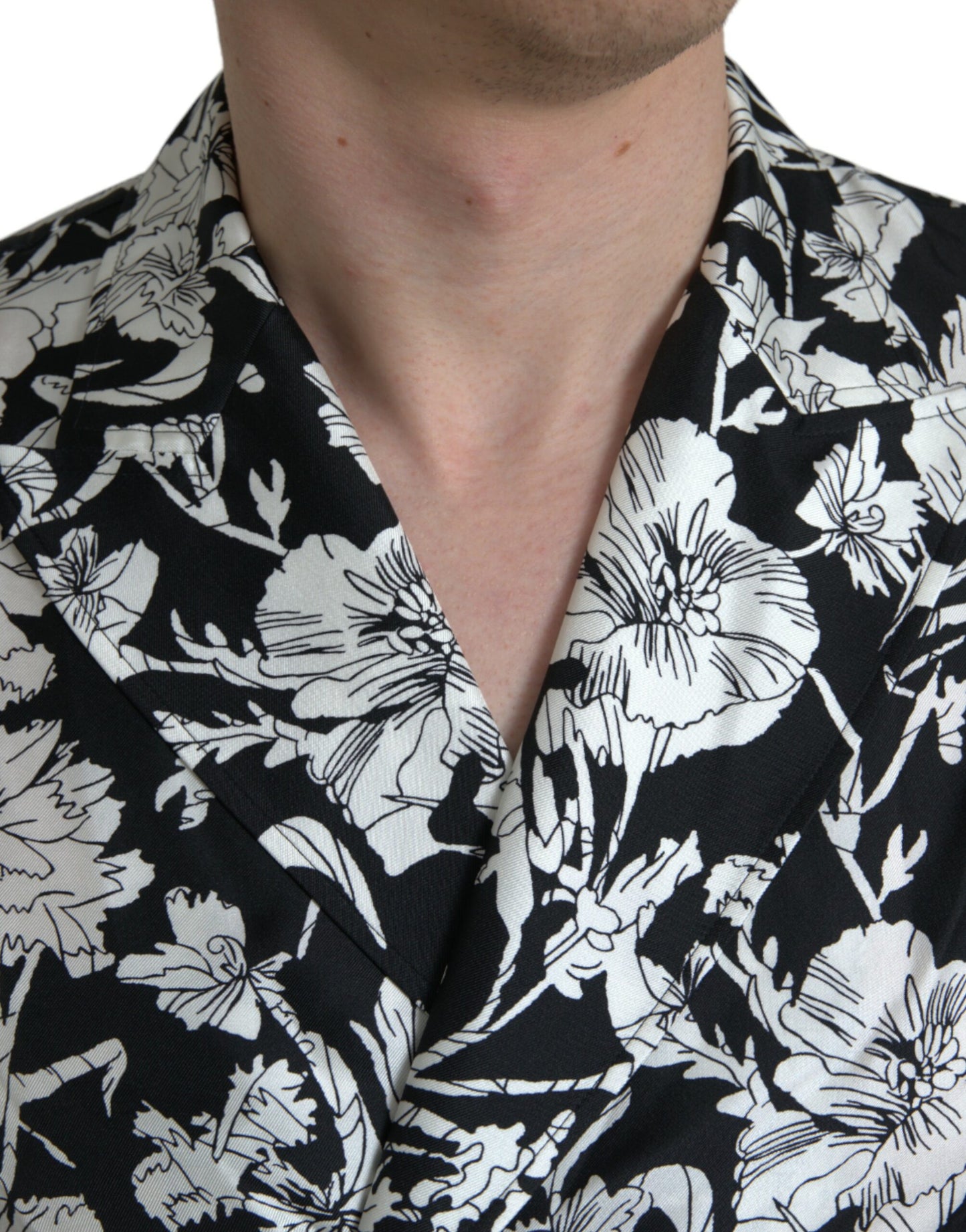 Schwarz-weißes Freizeithemd mit Blumenmuster und Knopfleiste