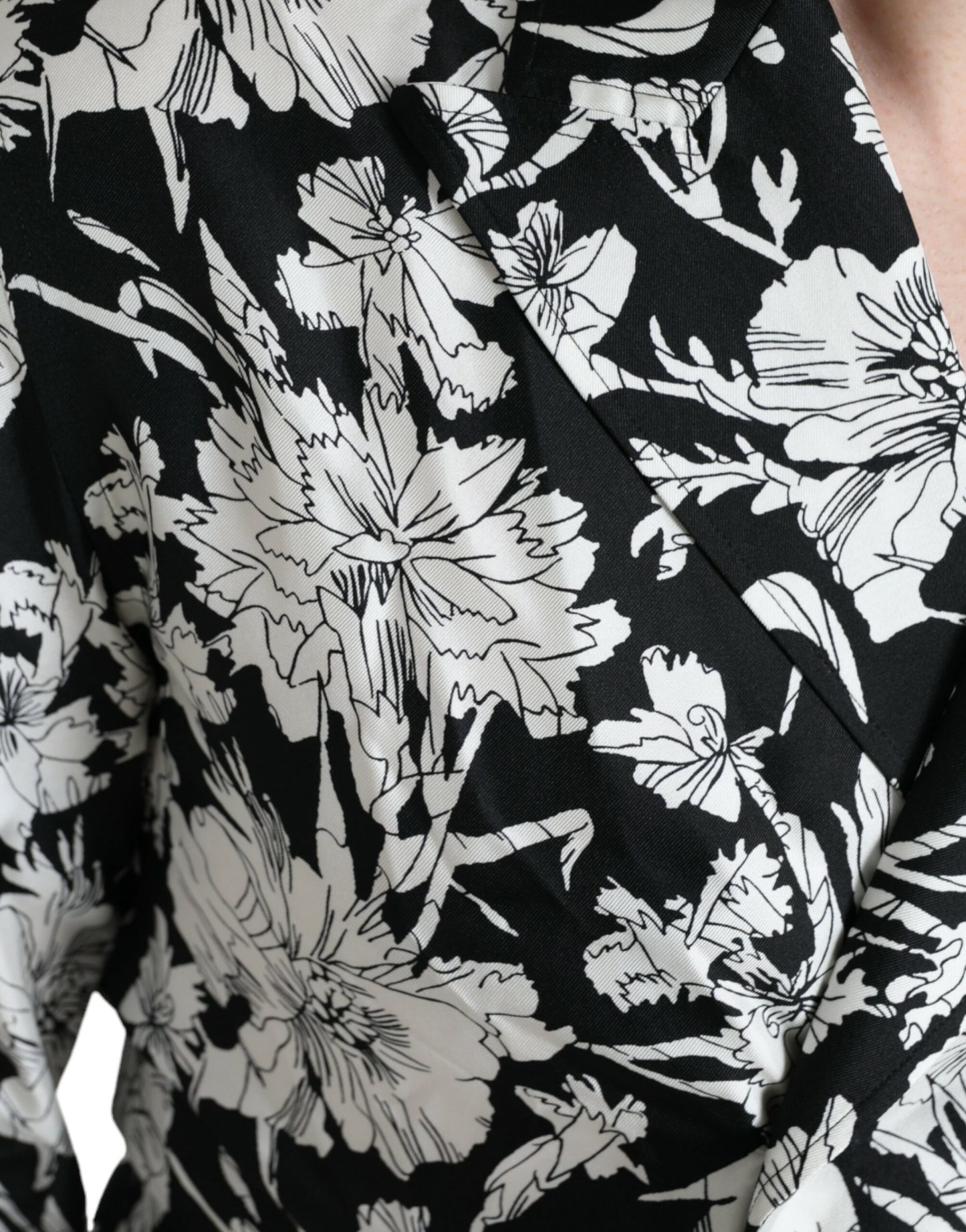 Schwarz-weißes Freizeithemd mit Blumenmuster und Knopfleiste