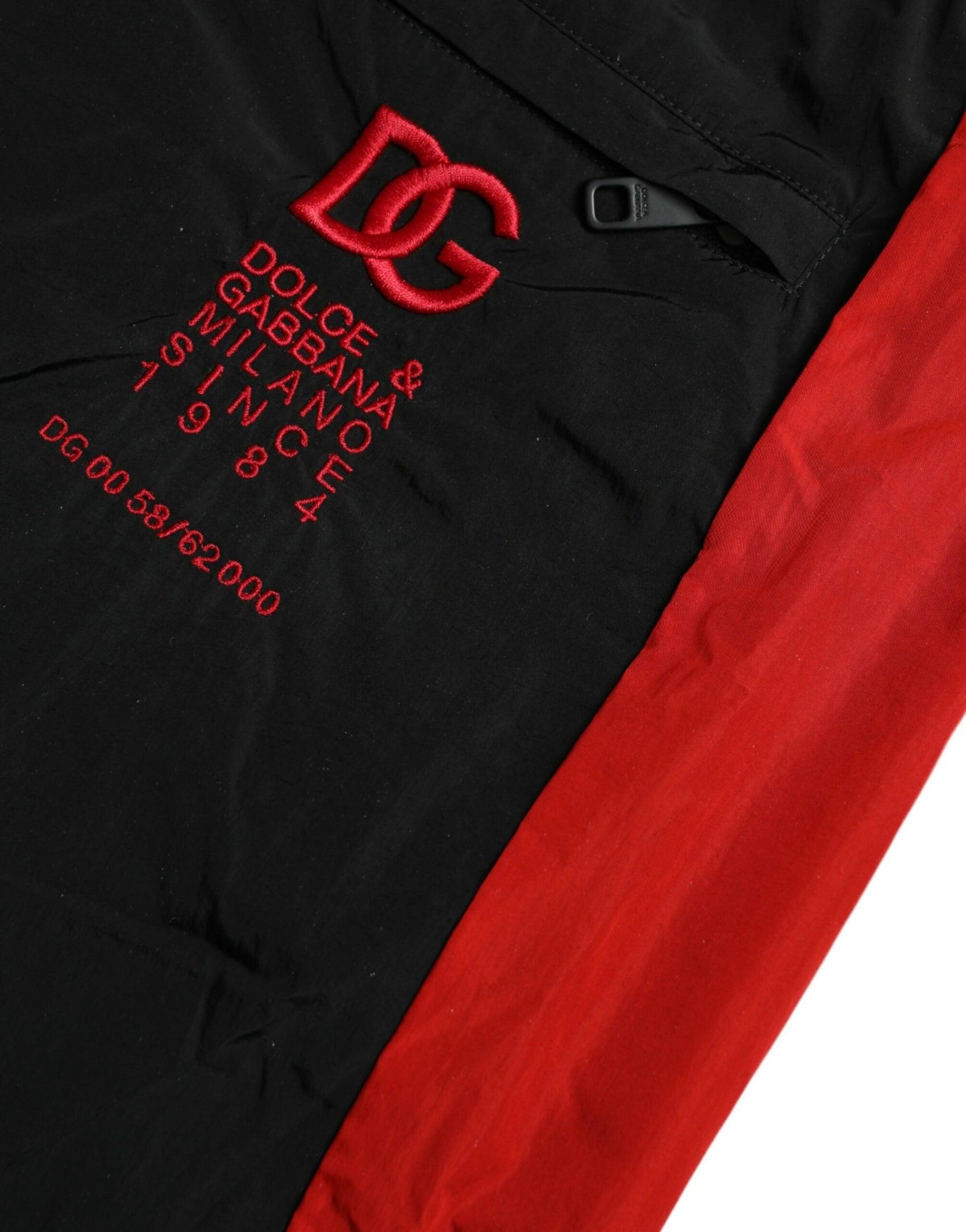 Schwarz-rote Jogginghose aus Nylon mit Leopardenmuster