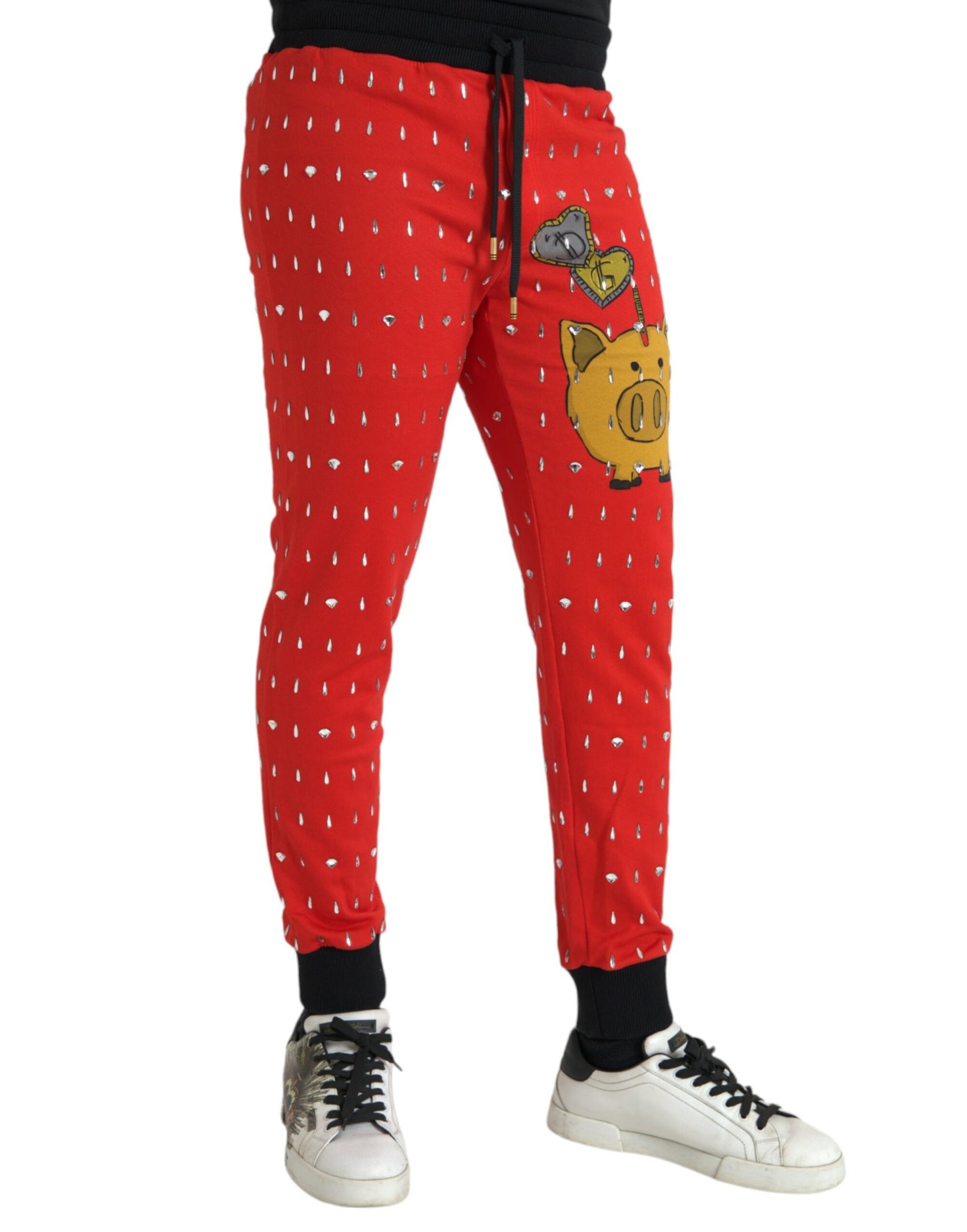 Rote Jogginghose mit Aufschrift „Year of the Pig“