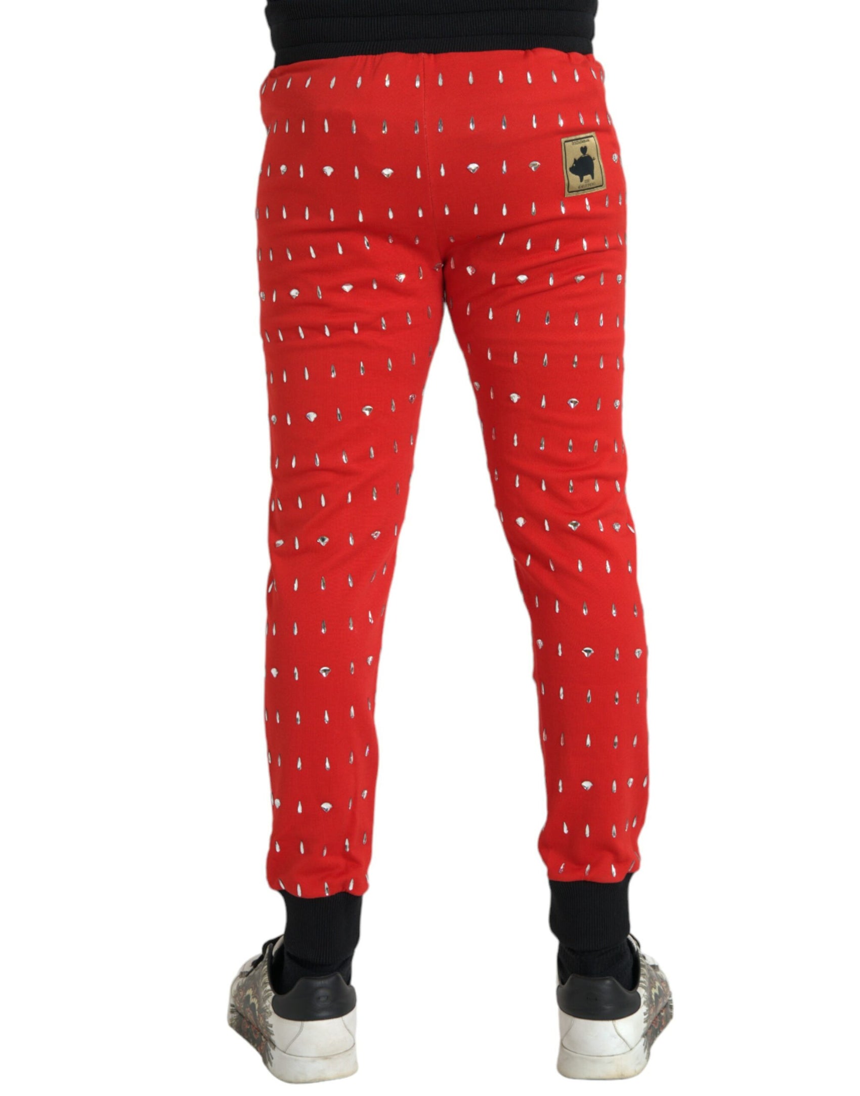 Rote Jogginghose mit Aufschrift „Year of the Pig“