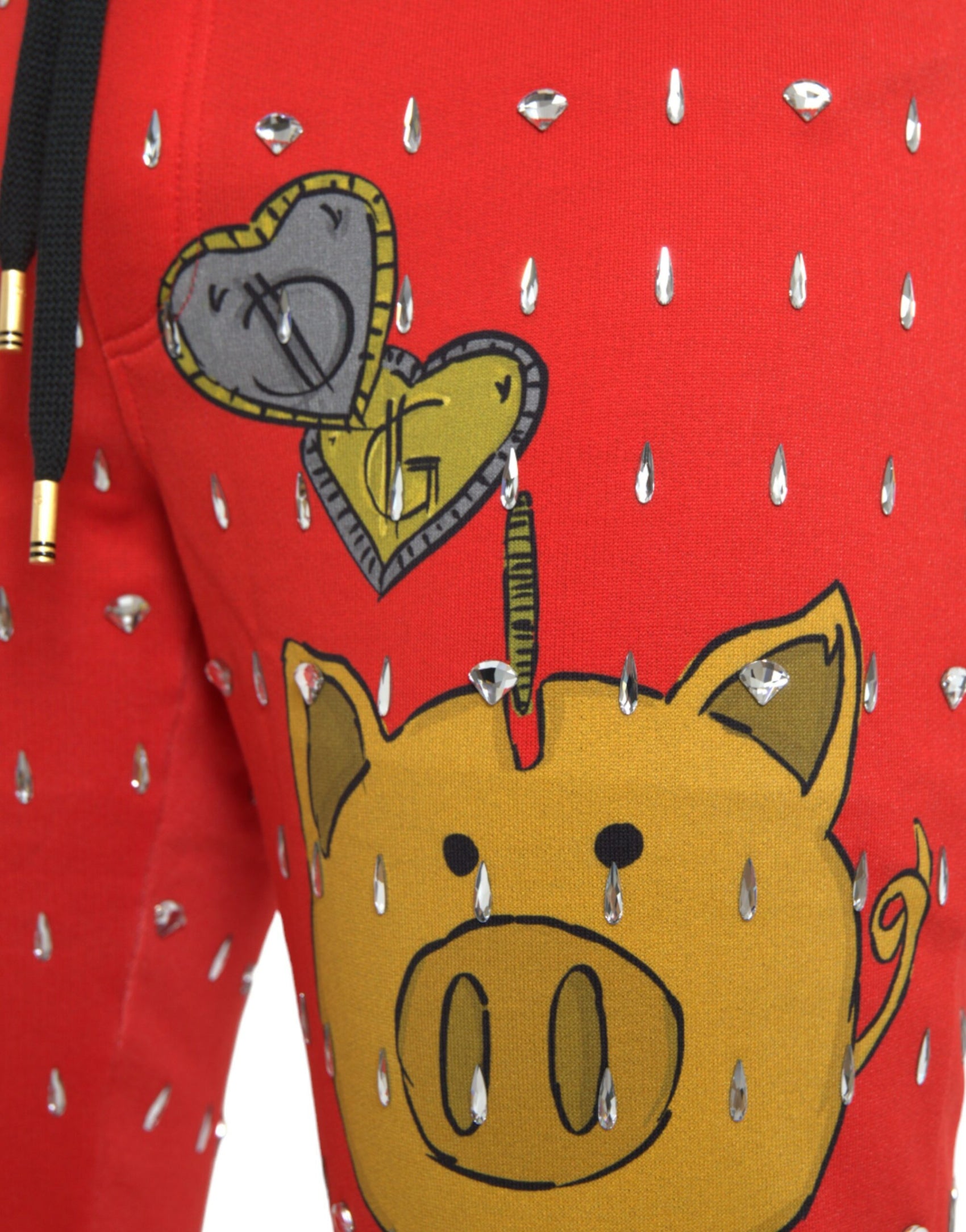 Rote Jogginghose mit Aufschrift „Year of the Pig“