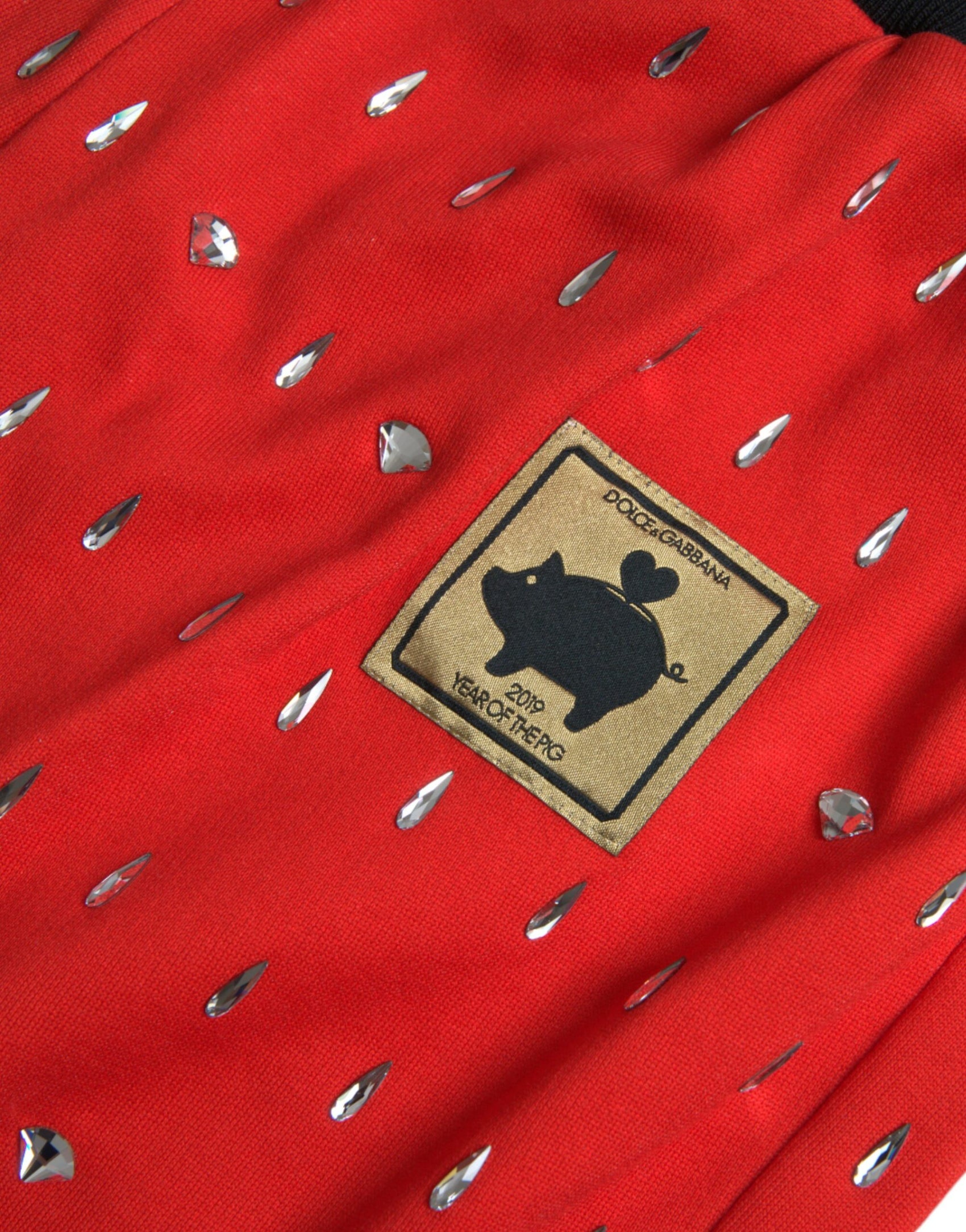 Rote Jogginghose mit Aufschrift „Year of the Pig“