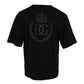 Schwarzes T-Shirt mit Rundhalsausschnitt und kurzen Ärmeln und geprägtem Logo
