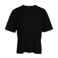 Schwarzes T-Shirt mit Rundhalsausschnitt und kurzen Ärmeln und geprägtem Logo