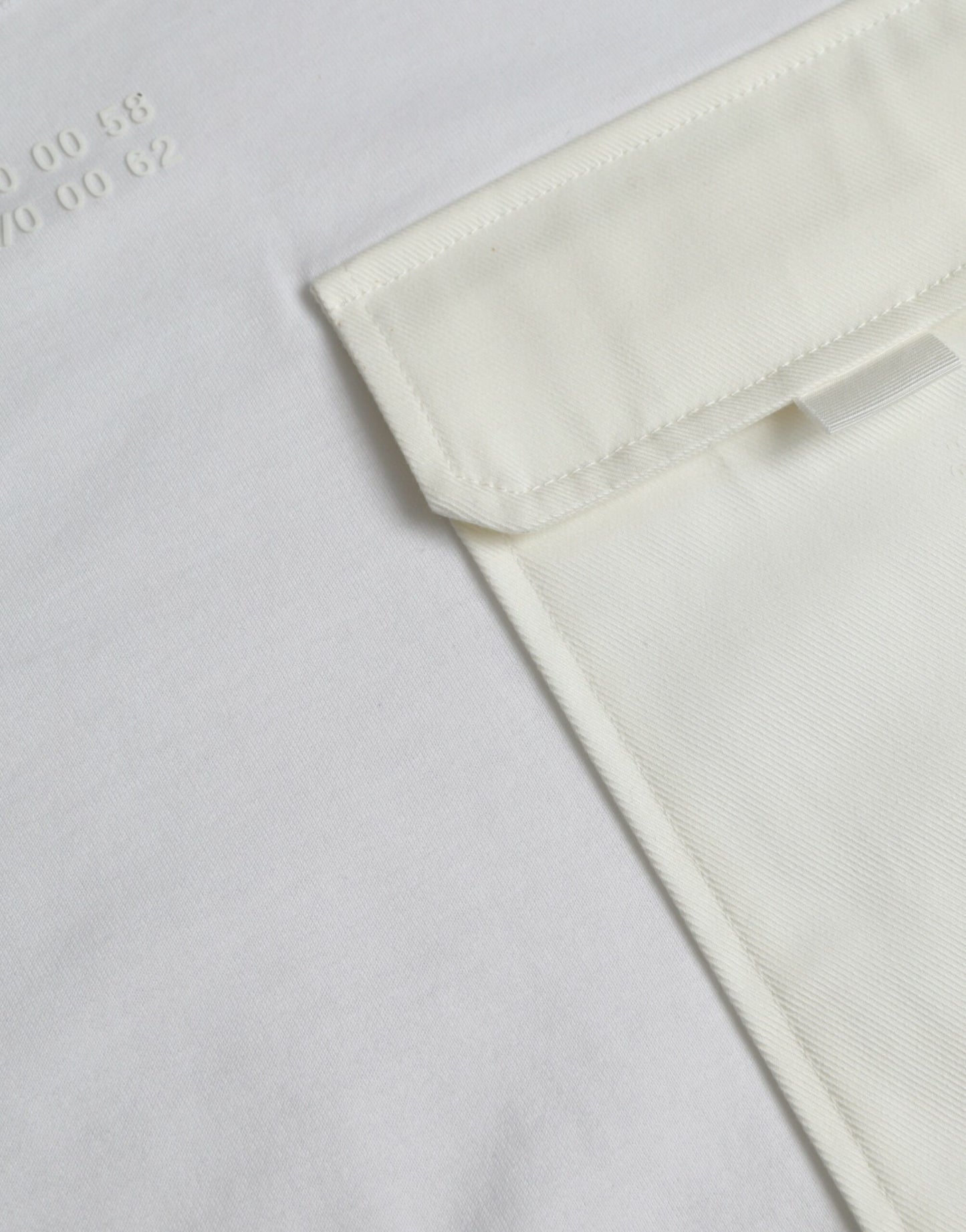 Weißes Baumwoll-T-Shirt mit kurzen Ärmeln und Tasche