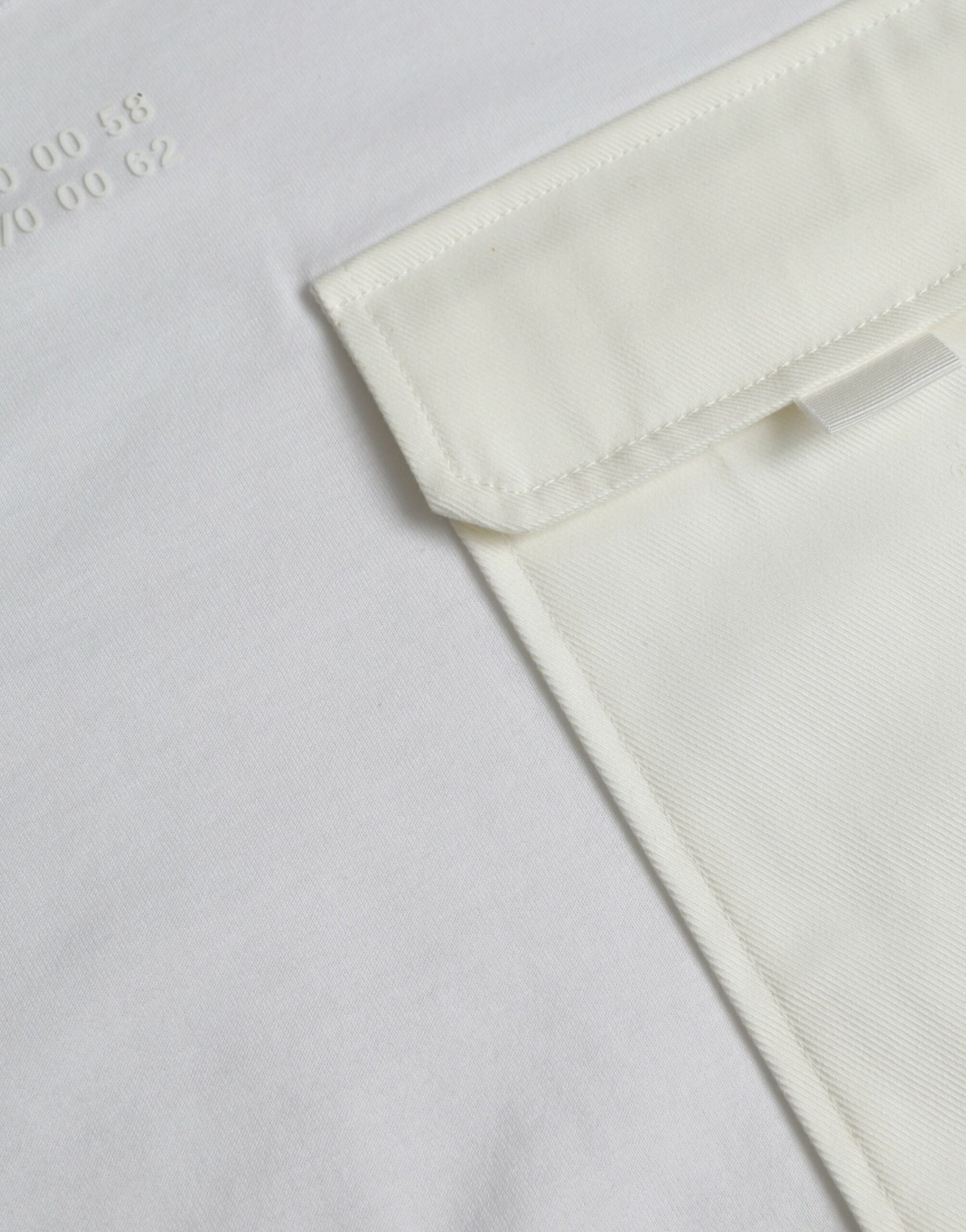 Weißes Baumwoll-T-Shirt mit kurzen Ärmeln und Tasche