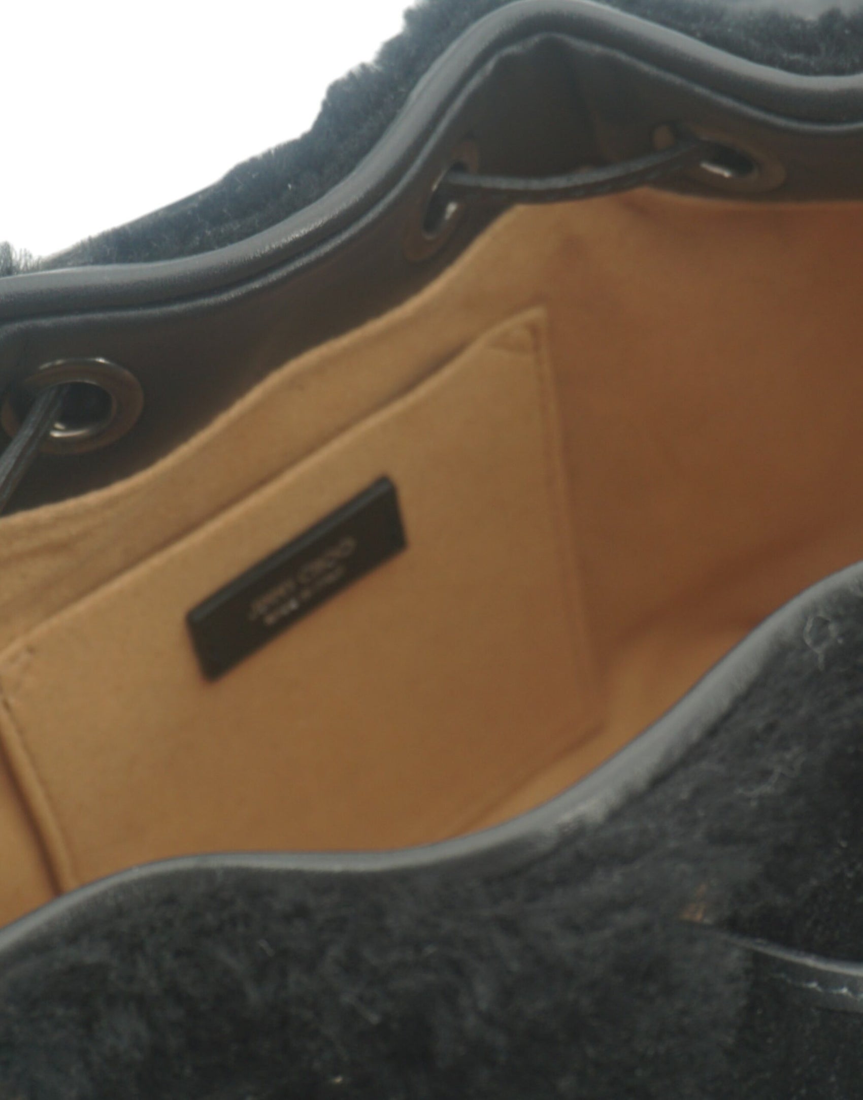 Schwarze Ledertasche mit Henkel und Schulterriemen