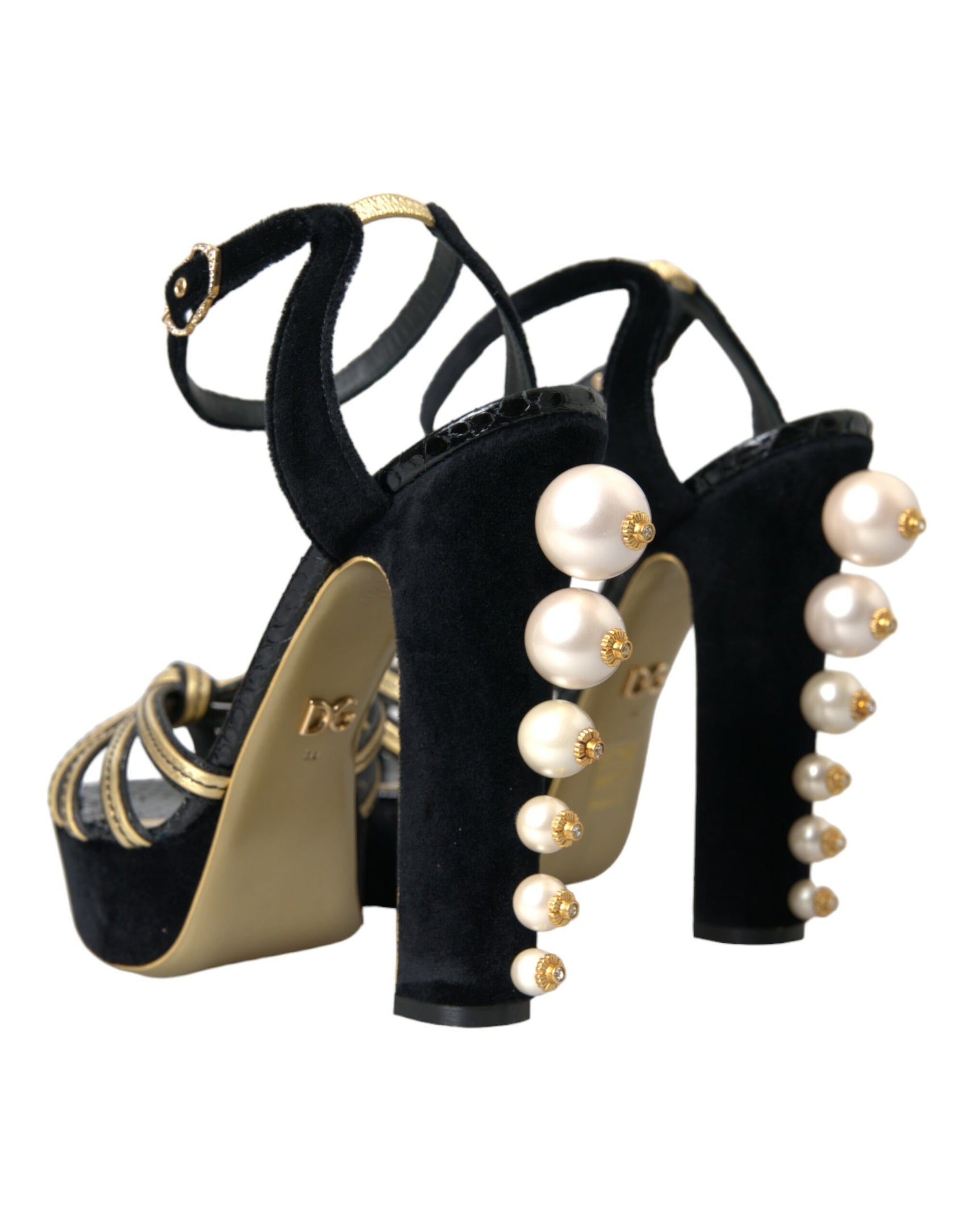 Schwarze und goldene Sandalen mit verzierten Absätzen