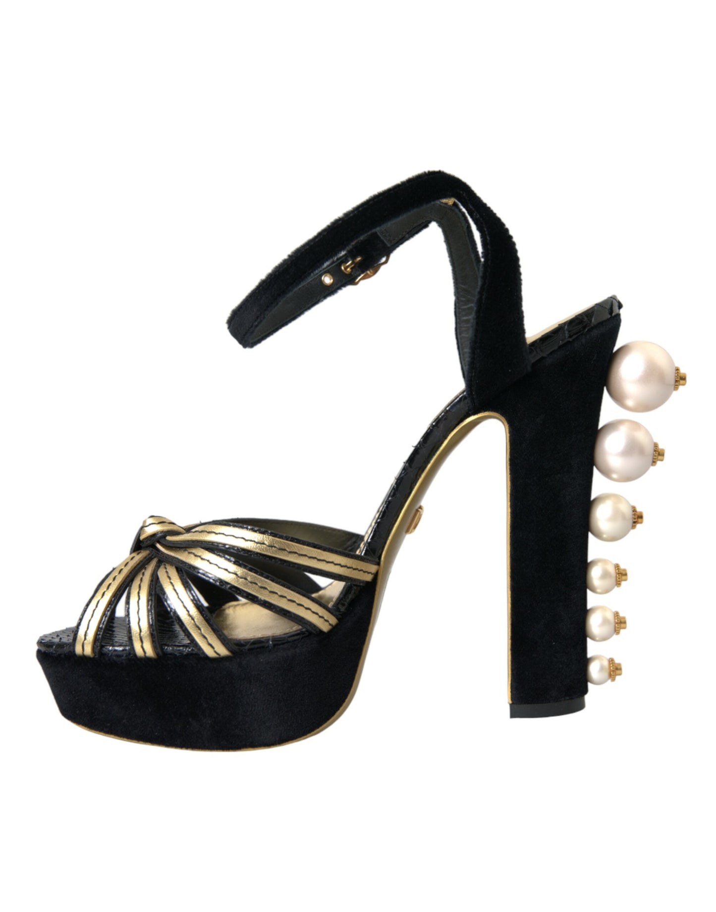 Schwarze und goldene Sandalen mit verzierten Absätzen