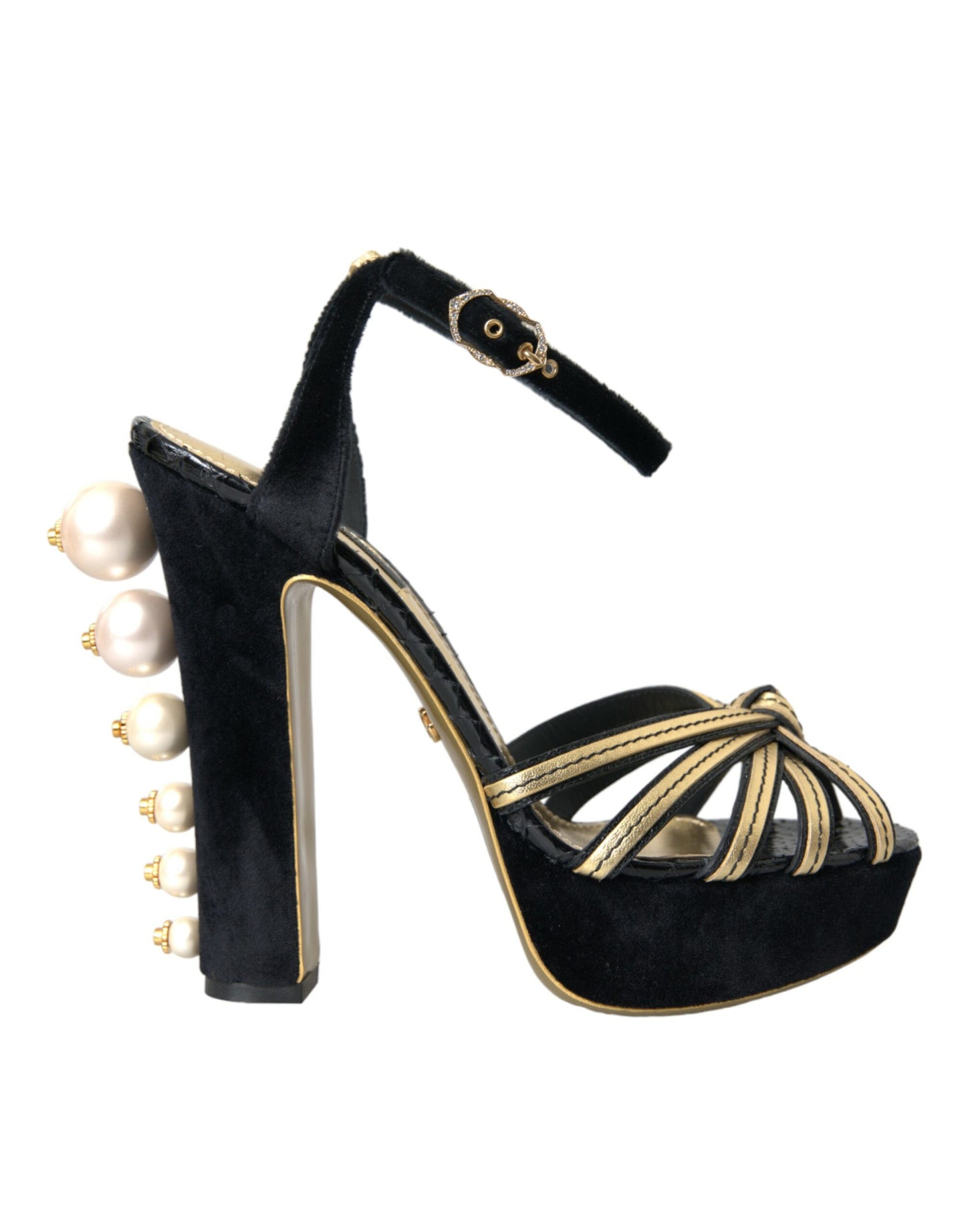 Schwarze und goldene Sandalen mit verzierten Absätzen
