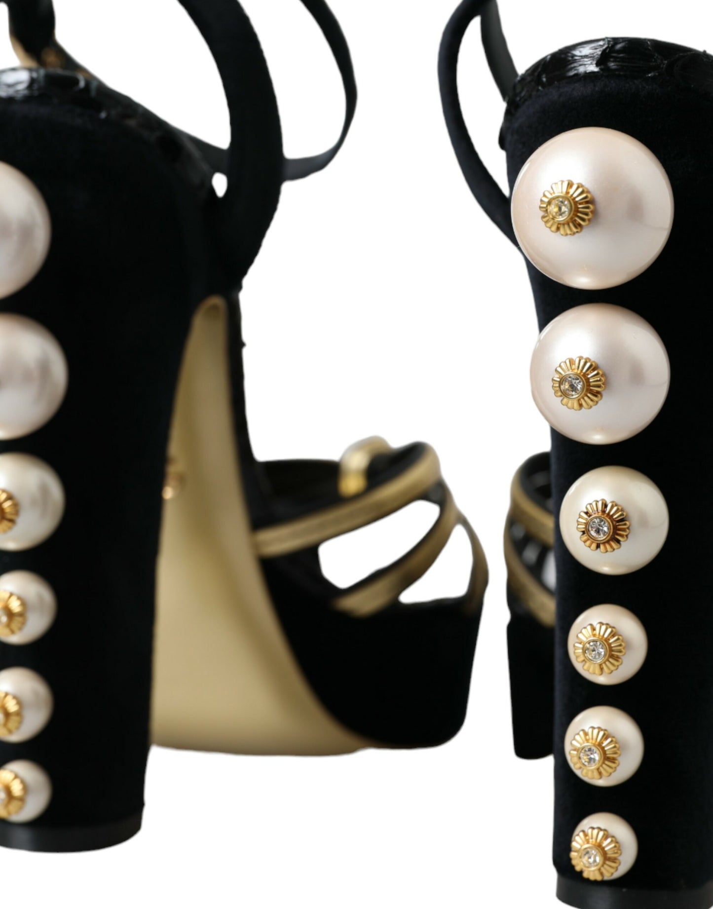 Schwarze und goldene Sandalen mit verzierten Absätzen