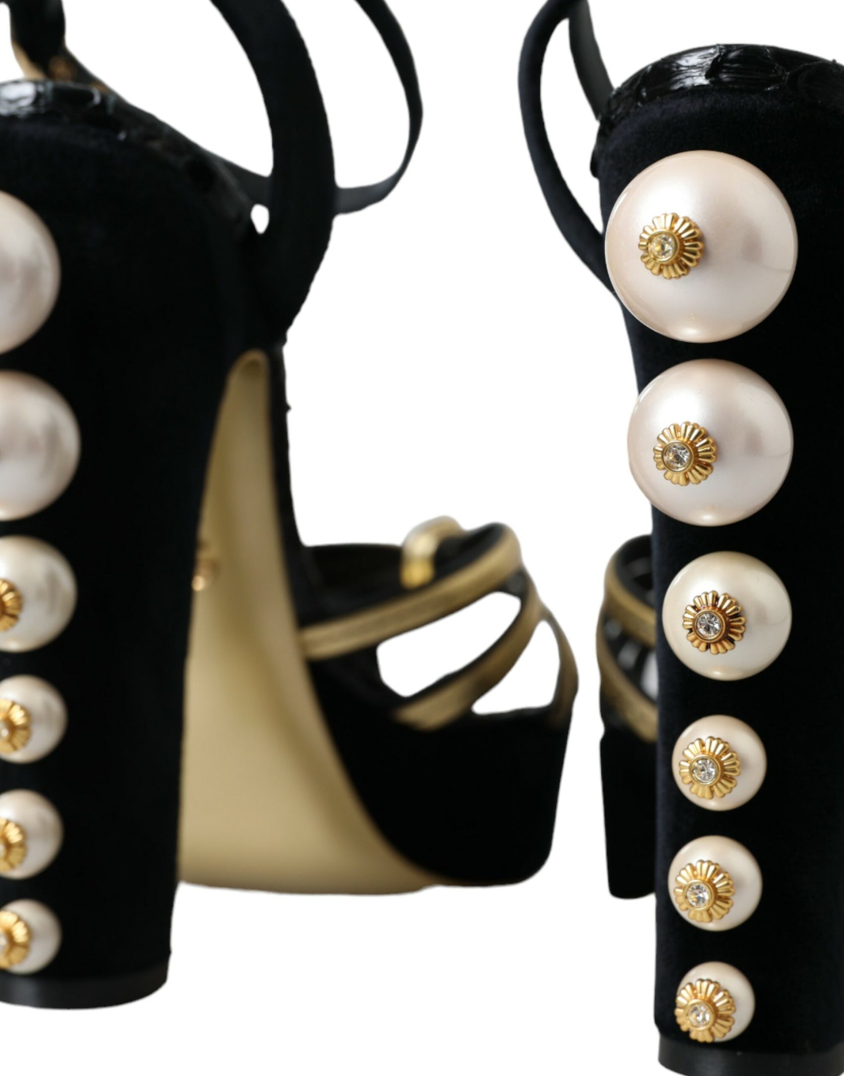 Schwarze und goldene Sandalen mit verzierten Absätzen