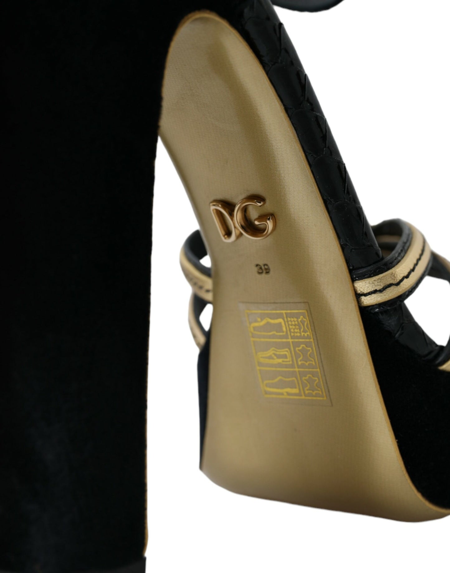 Schwarze und goldene Sandalen mit verzierten Absätzen