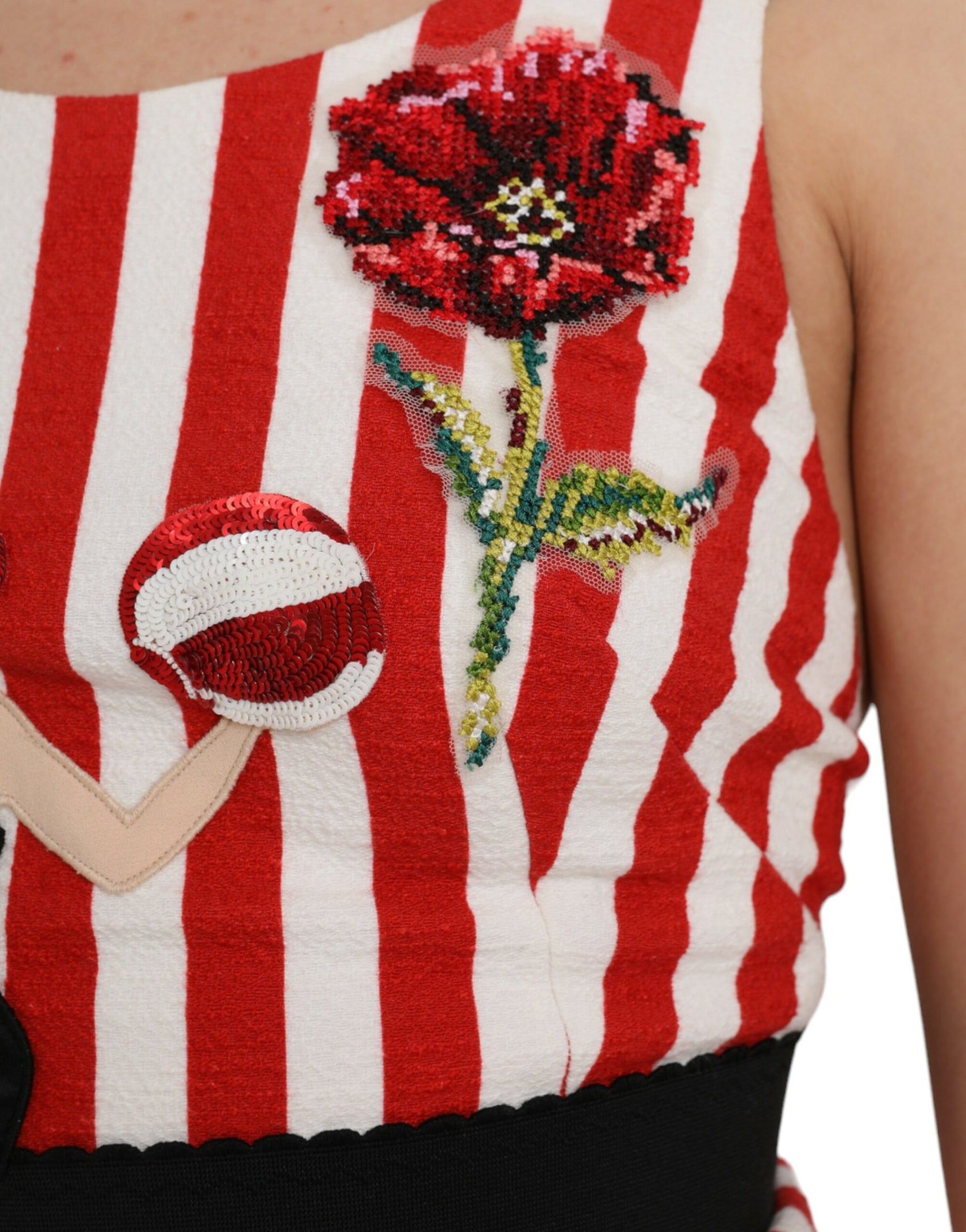 Rot-weißes, ärmelloses Midi-Etuikleid mit Blumenmuster