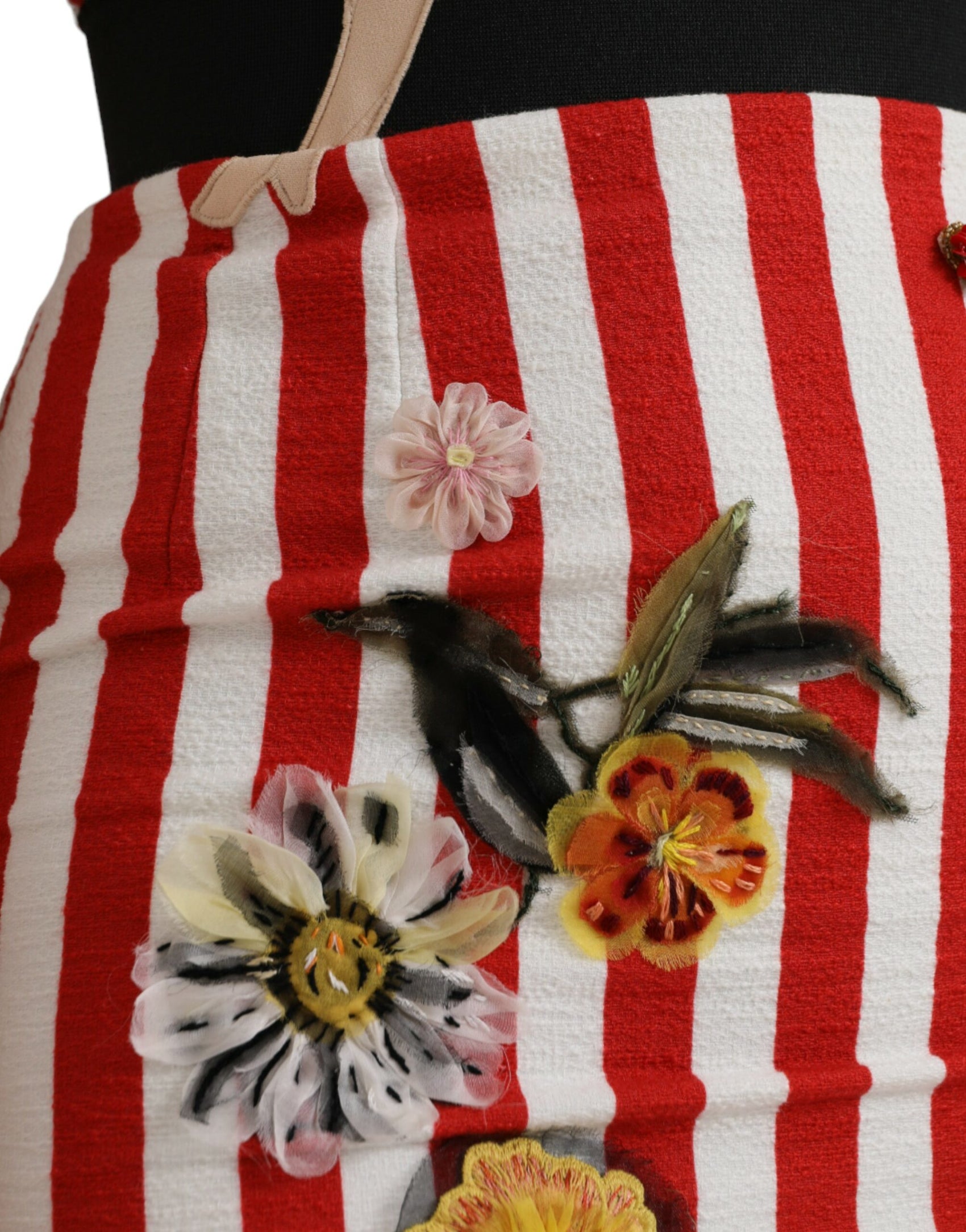 Rot-weißes, ärmelloses Midi-Etuikleid mit Blumenmuster