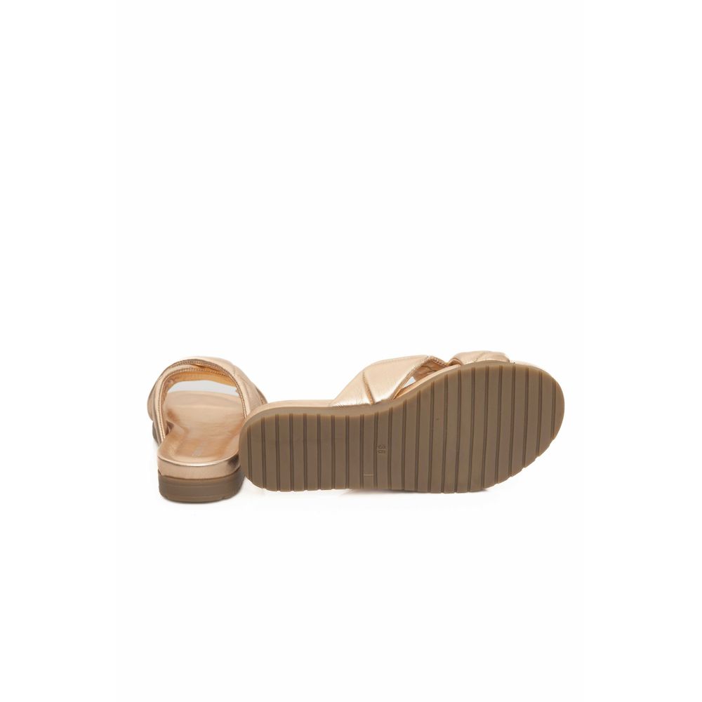 Beige Damensandale aus Schaffell