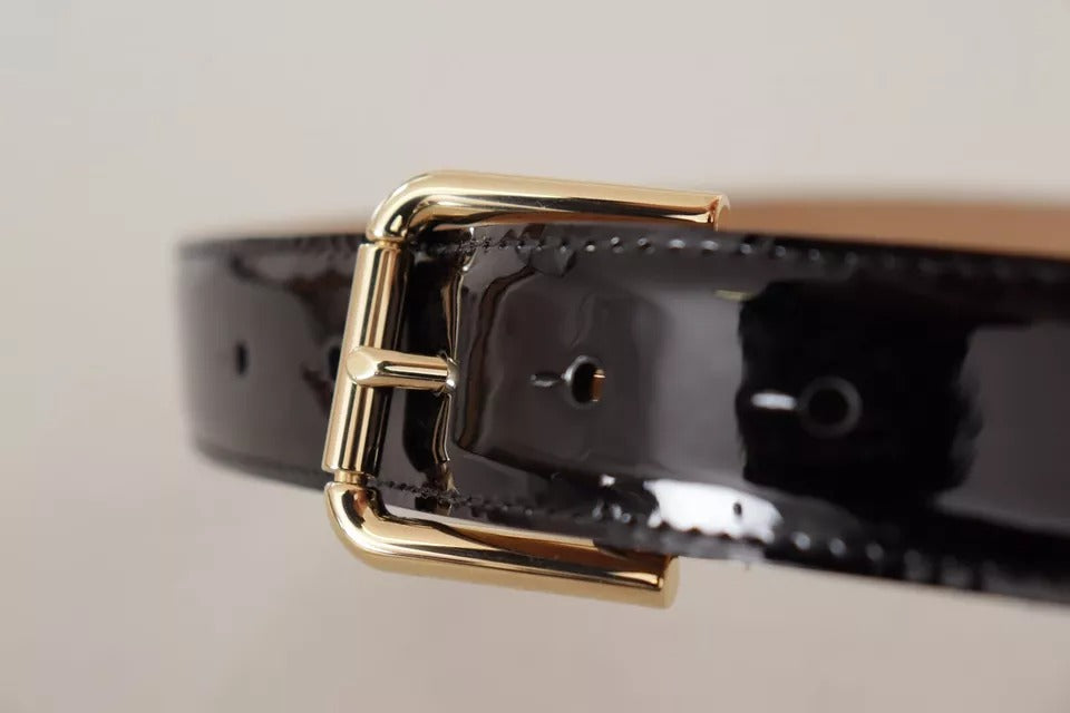 Schwarzer Ledergürtel mit goldfarbener Metall-Logo-Gravur