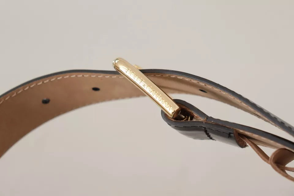 Schwarzer Ledergürtel mit goldfarbener Metall-Logo-Gravur