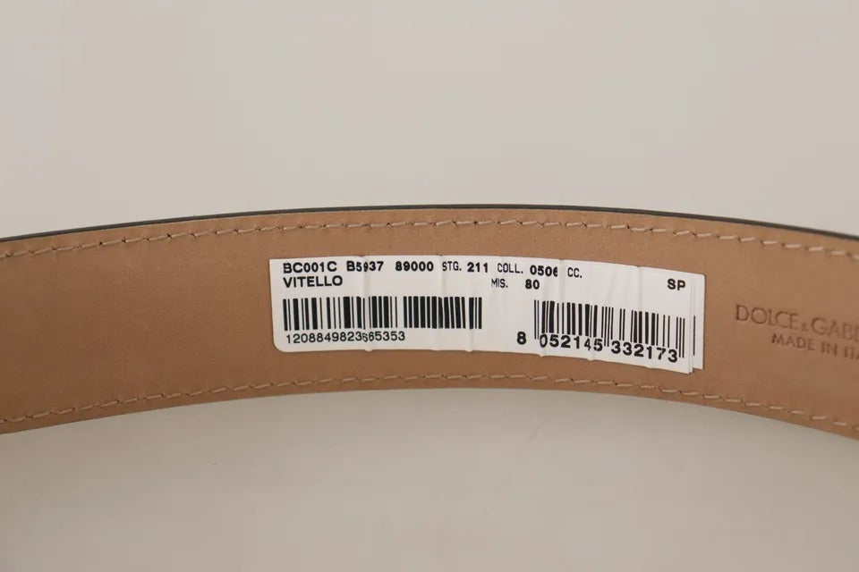 Schwarzer Ledergürtel mit goldfarbener Metall-Logo-Gravur